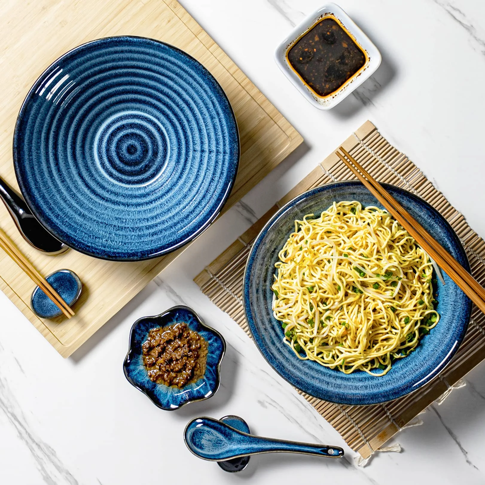 UNICASA Ceramiczne miski na zupę, miski na płatki zbożowe z pałeczkami, łyżką i półką, japońska miska na makaron do azjatyckich ramen, 2 zestawy