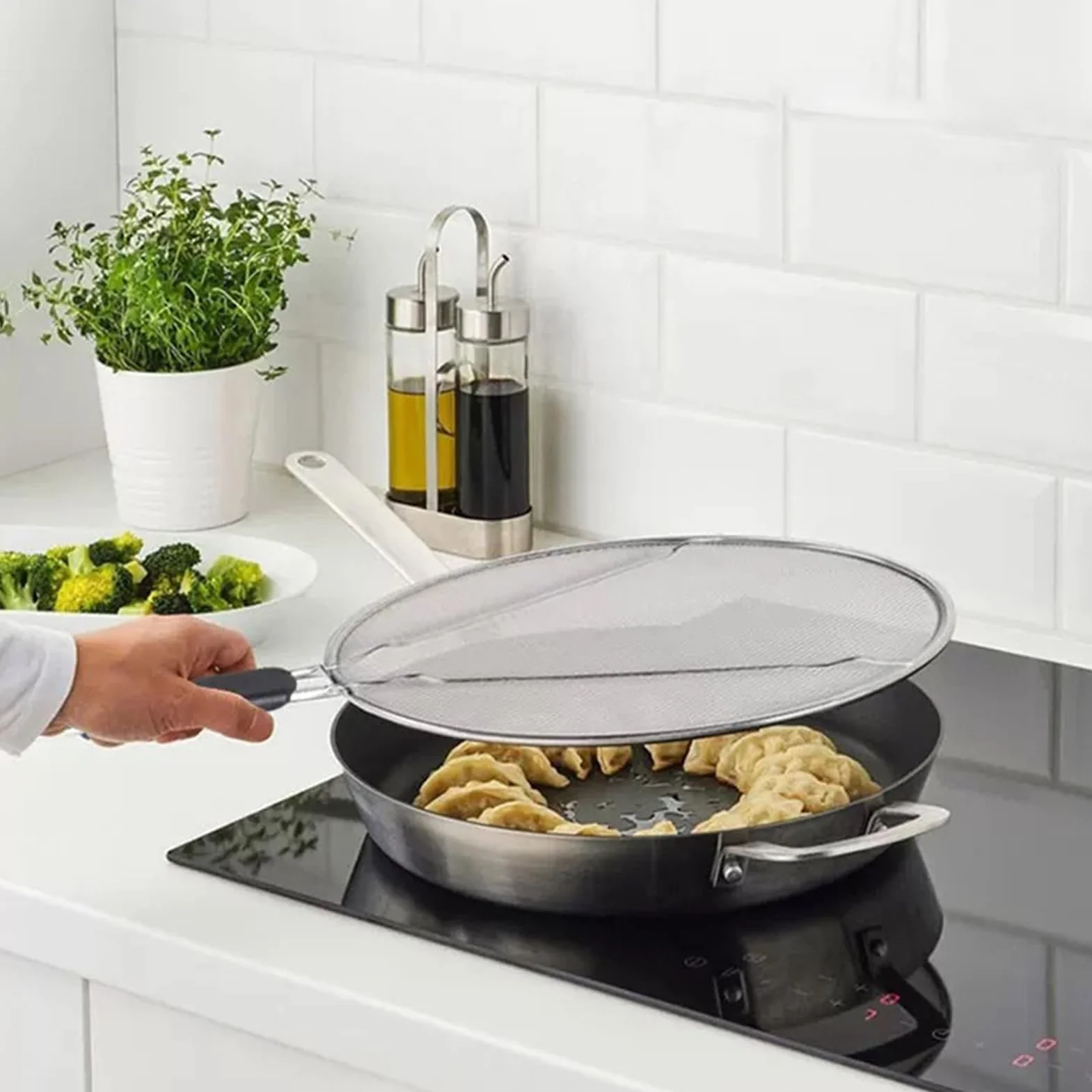 Grease Splatter Guard - Fine Mesh Screen, Protector Kitchen Tool for Searing Meat, Premium Quality Shield, Cooking Pot Accessory with Heat Resistant Handle, Frying Pan Set for Sizzling and Grilling