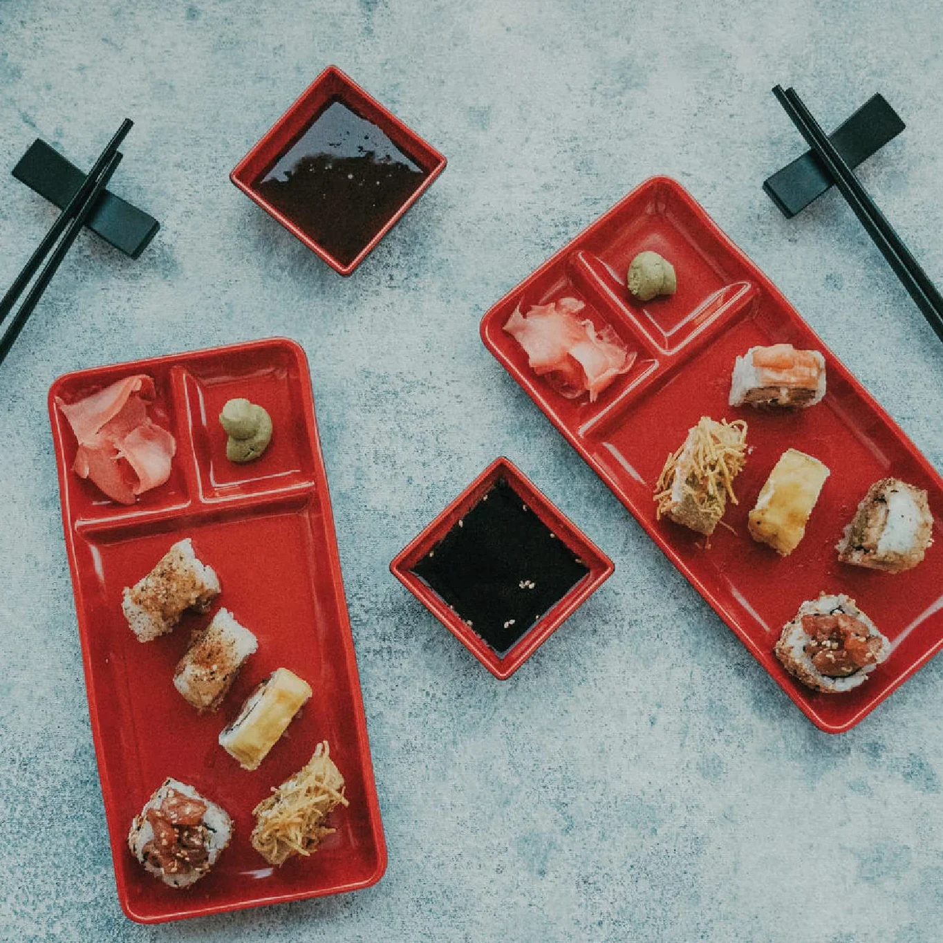 16-częściowy zestaw talerzy do sushi w japońskim stylu, zawiera 4 talerze do sushi, 4 miski na sosy, 4 pary pałeczek, 4 uchwyty na pałeczki, czerwony