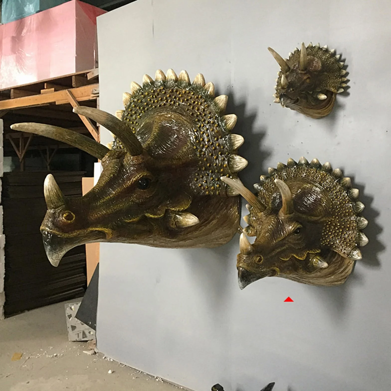 YXCQHZM Głowa dinozaura rzeźba Triceratops montowana na ścianie wisząca dekoracja tablica figurka realistyczna replika ziemia przed czasem epoka lodowcowa dinozaury