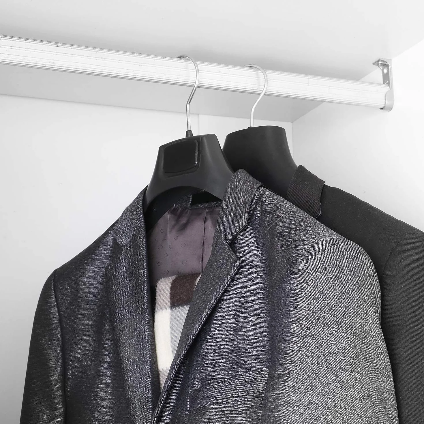 TRIXES Plastikowe wieszaki na ubrania czarne zestaw 5 sztuk