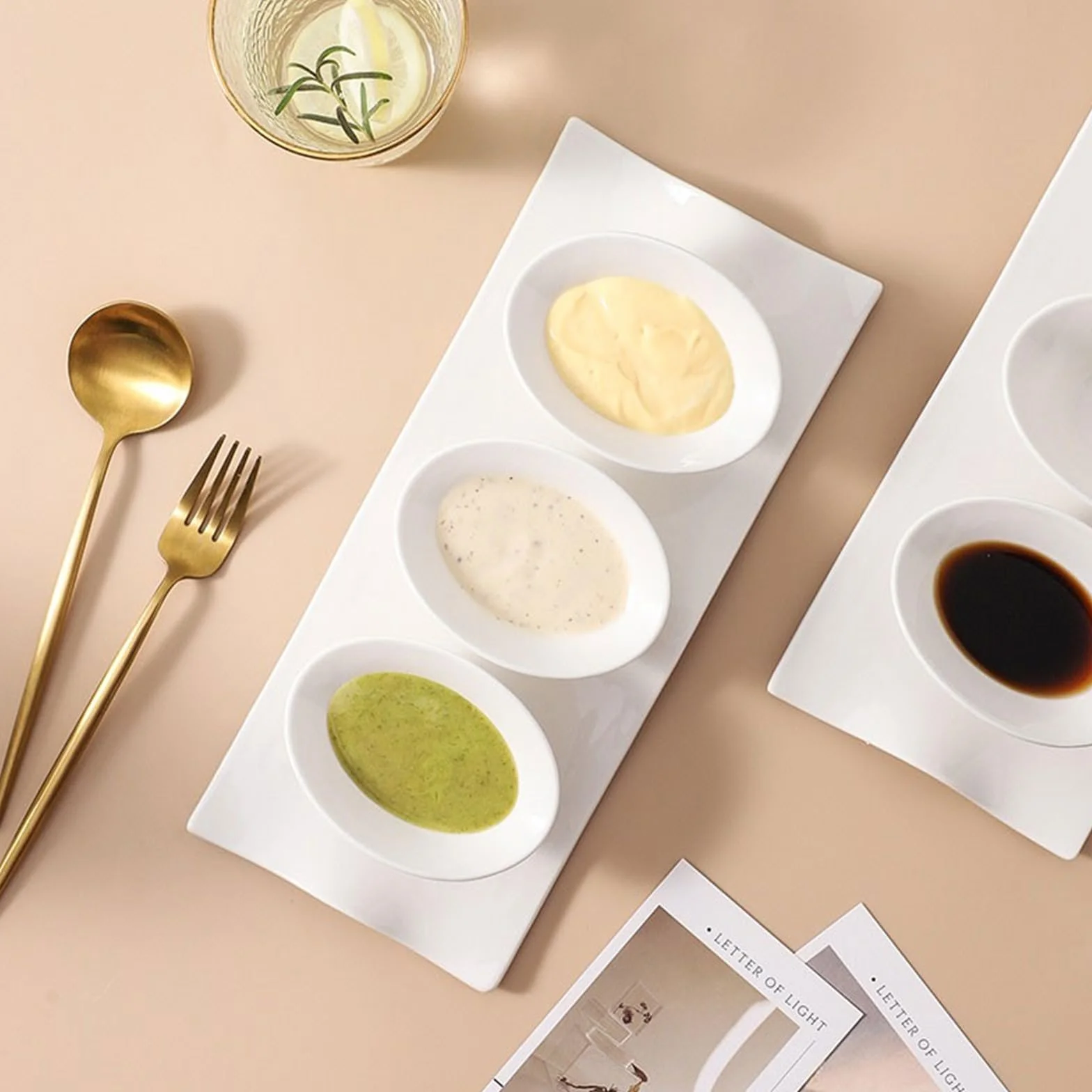 Kuchnia biała porcelanowa miska na przyprawy domowa ceramiczna sałatka dressing miska kreatywna zastawa stołowa trzy przegrody talerz na przekąski miski do dipów
