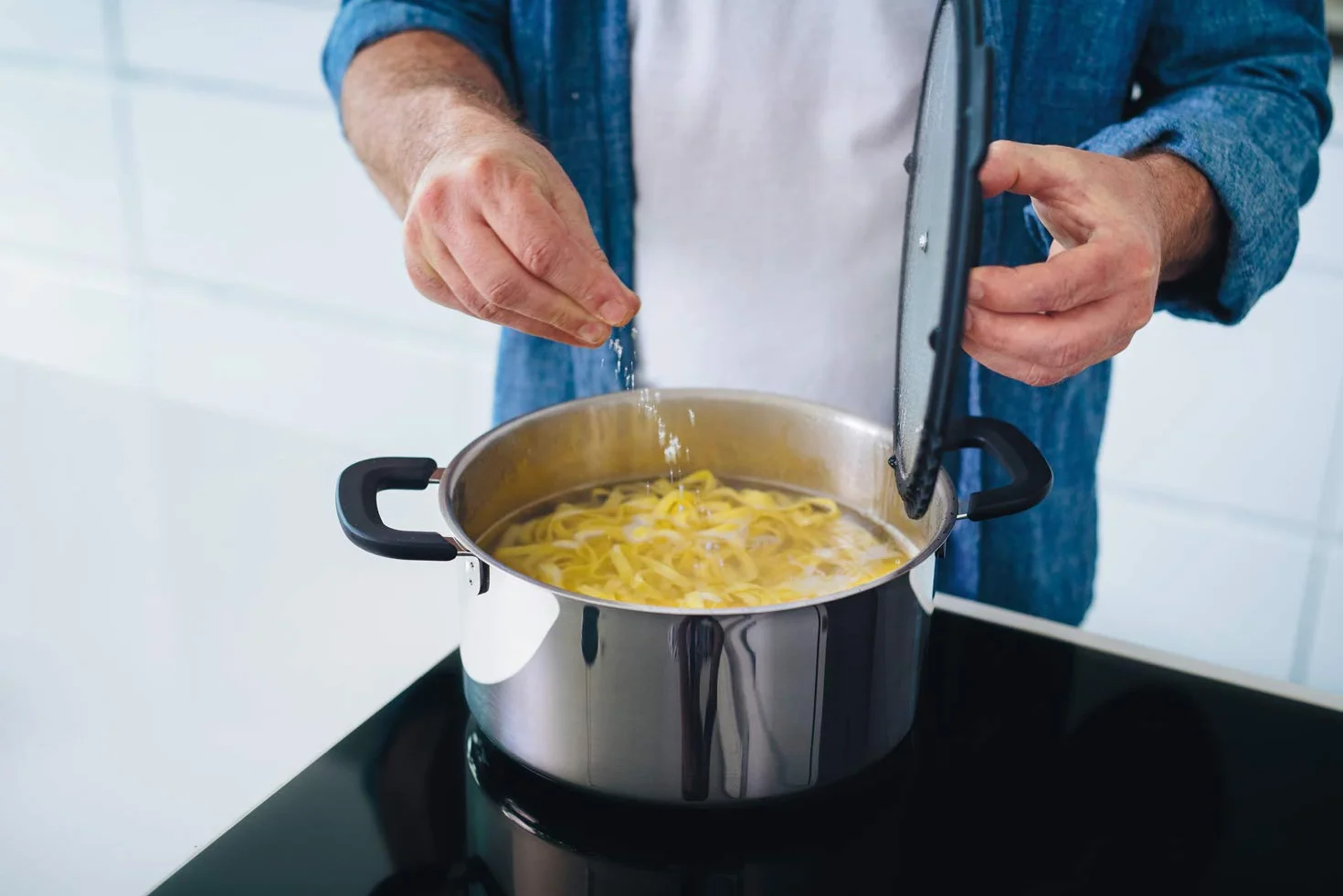 Fiskars Garnek z pokrywką, Pojemność: 5,0 l, Functional Form, Odpowiedni do wszystkich rodzajów płyt kuchennych, Stal nierdzewna/tworzywo sztuczne, 1026578