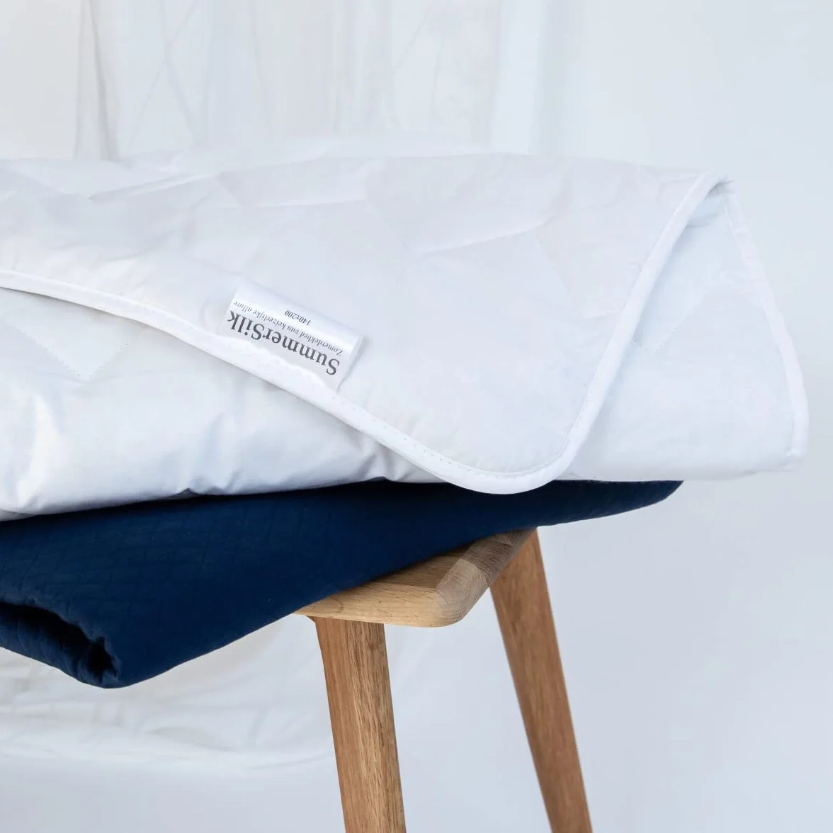 H&D Summer Silk Jedwabna kołdra letnia – wypełnienie ze 100% naturalnego jedwabiu dzikiego – poszycie z 100% czystej, miękkiej bawełny perkalowej – pojedyncza – 140 x 200 cm