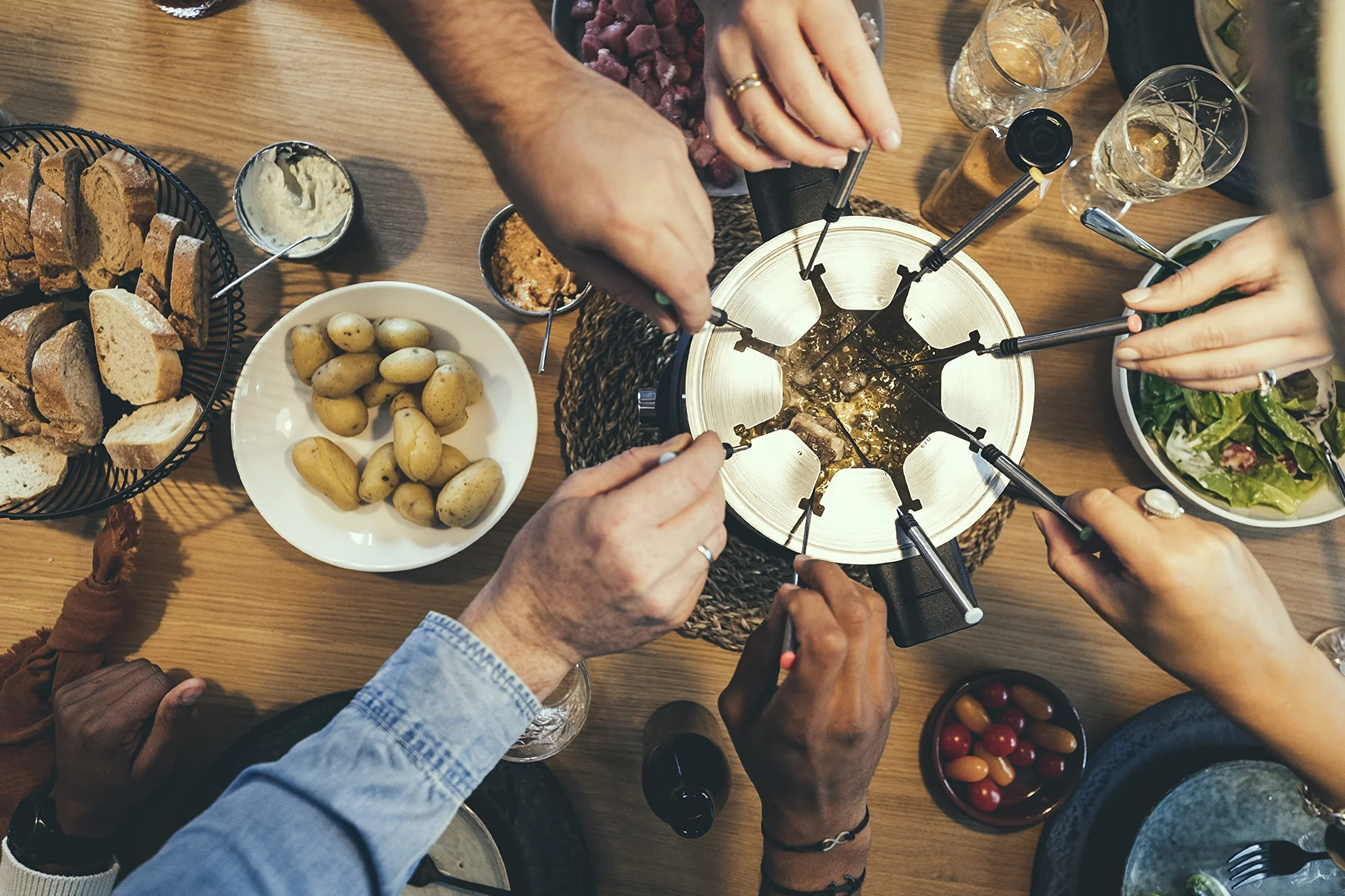 Fondue połączone z naleśnikarką SEVERIN FO 2471, urządzenie 2w1, zestaw z 8 widelcami nadającymi się do mycia w zmywarce, zdejmowana płyta do naleśników, moc 1500 W