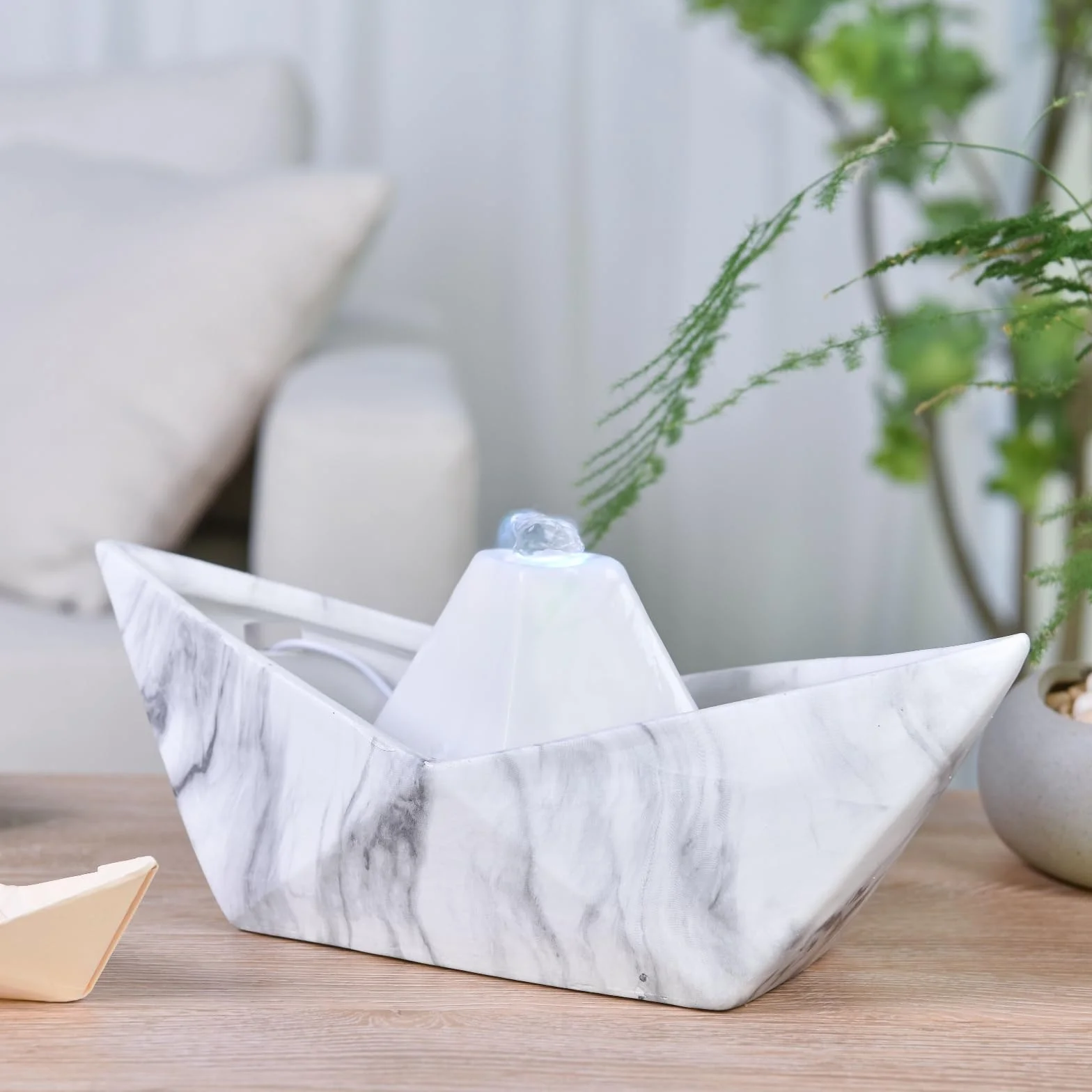 Ceramiczna fontanna do wnętrz Autentyczny efekt marmuru kolorowe światło, typowy i nowoczesny styl, niezwykły Zen Deco, pomysł na prezent dla twórcy, fontanna stołowa, H21x32x14cm - Żeglarstwo