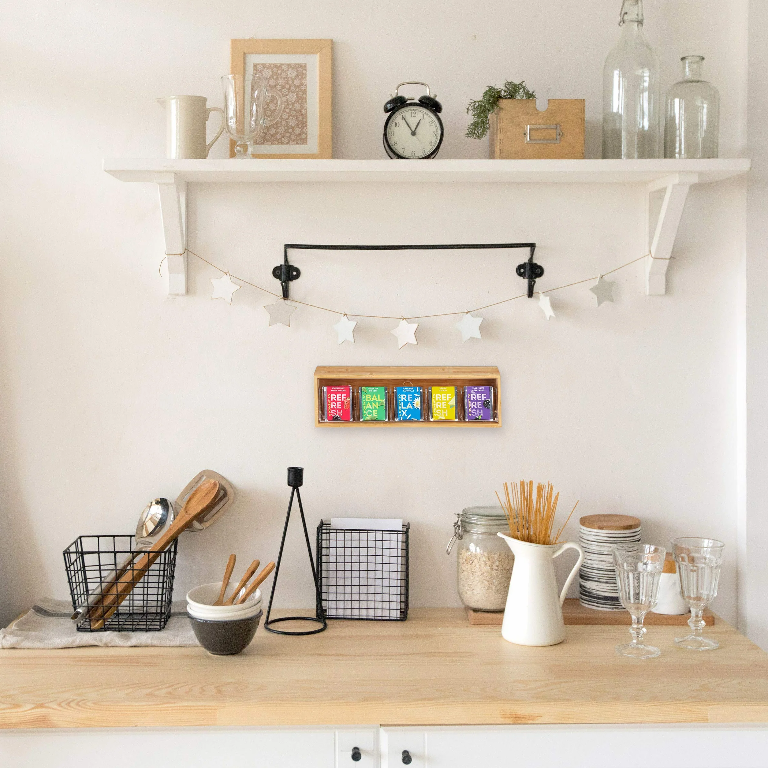 Relaxdays 10028846 Pudełko na herbatę z naturalnego bambusa, 5 przegródek na 50 saszetek, przezroczysta pokrywka, naścienna, ochrona smaku, tworzywo sztuczne