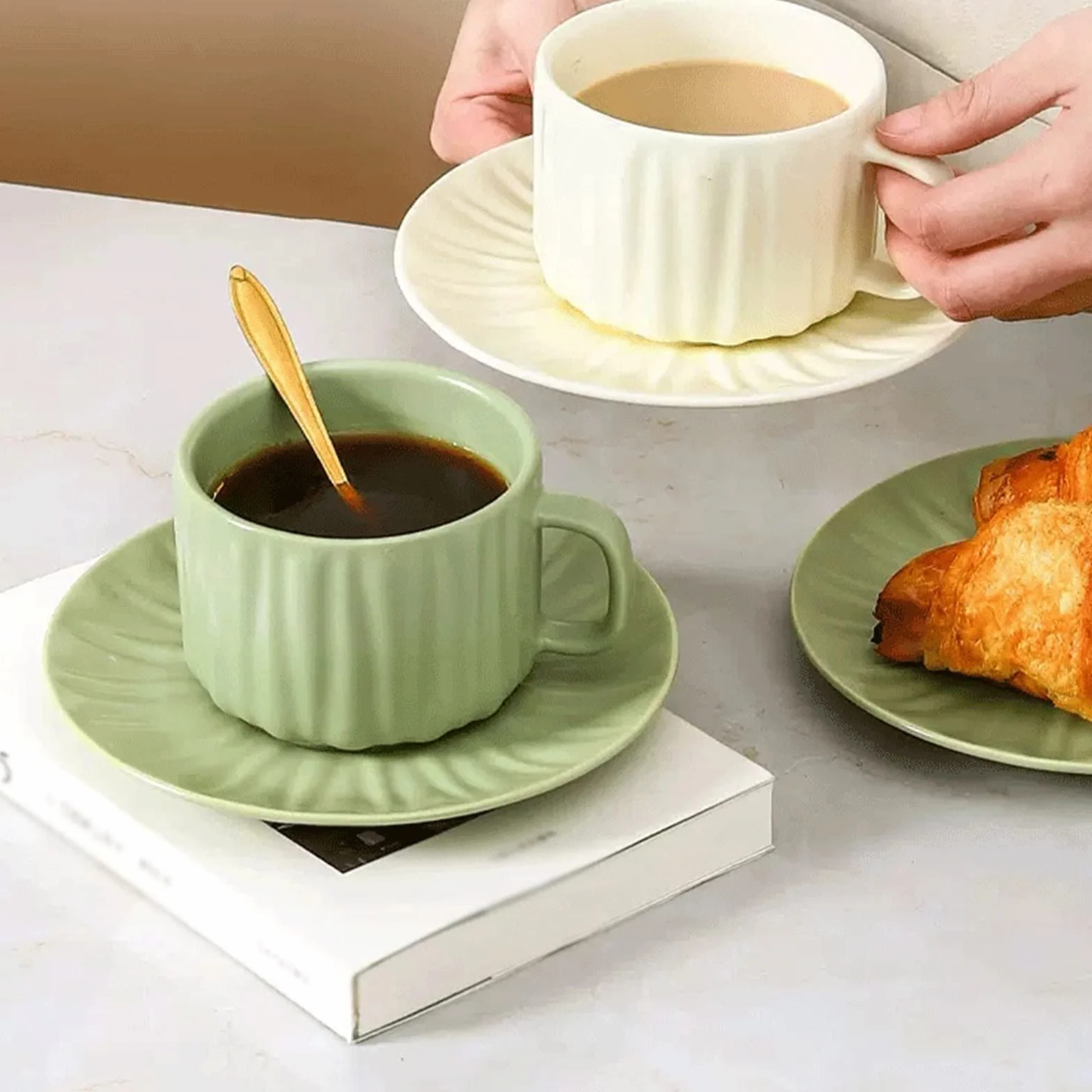 Kubki do kawy, Zestaw ceramicznych filiżanek do kawy 250 ml ze spodkiem i łyżeczką, biało-zielony(White)