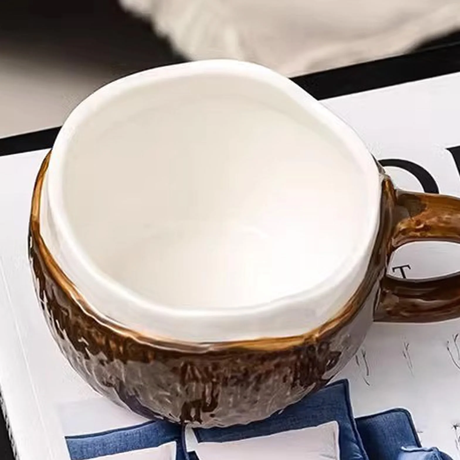 Ceramiczny kubek kokosowy 13 cm z łyżeczką tropikalny brązowy na koktajle