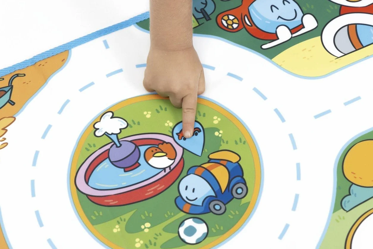 Chicco Elektroniczna mata do zabawy w mieście Turbo Ball Maxi 110 x 60 cm, interaktywny dywan ze światłami i quizami, 15 punktów interakcji, z 1 pojazdem Turbo Ball, dywan do samochodu, 1-4 lata
