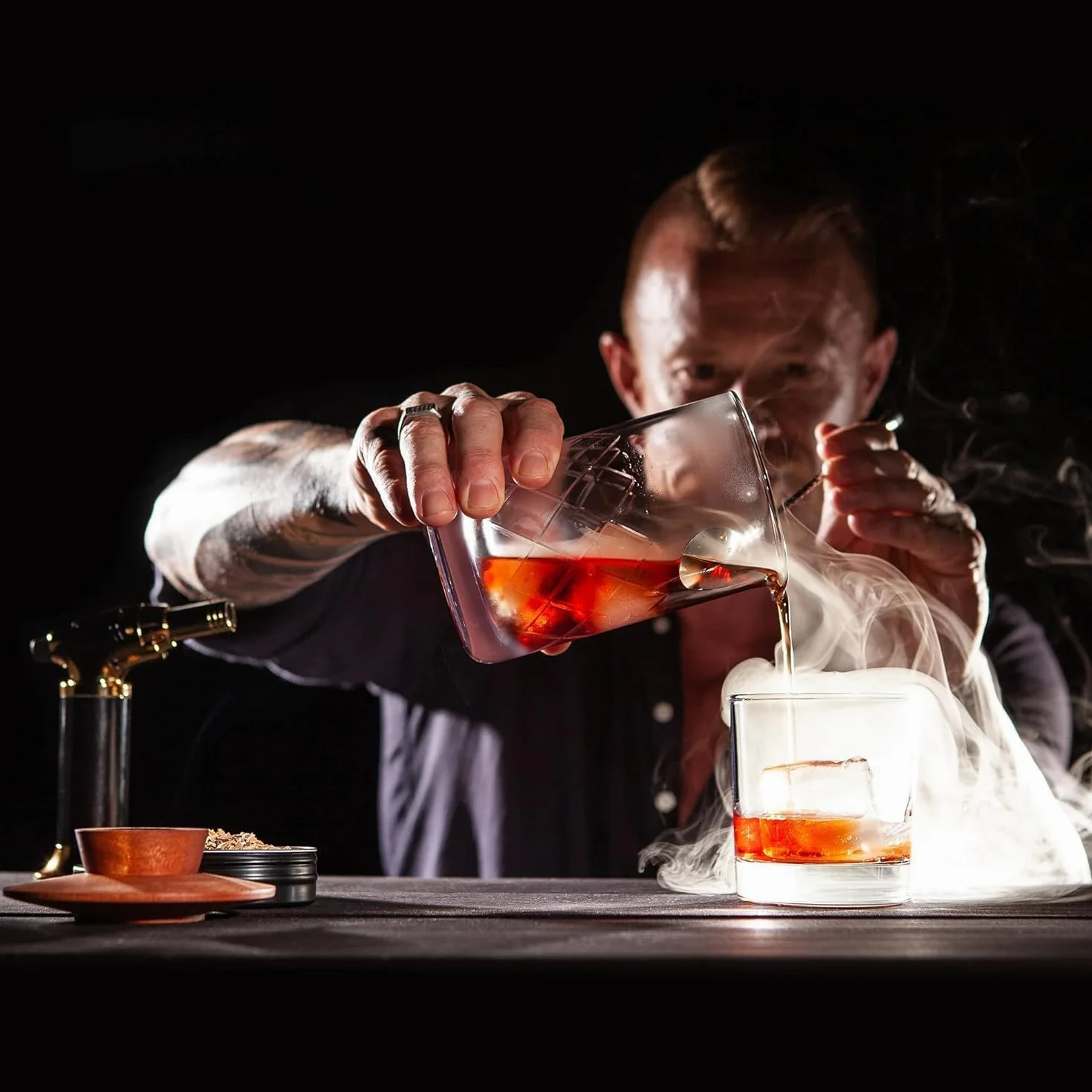 Zestaw do wędzarni koktajlowej z pochodnią, zestaw do wędzarni do whisky z 8 smakami wędzonego drewna chipów, antyczny zestaw do palenia napojów z pochodnią, tacka na kostki lodu, akcesoria