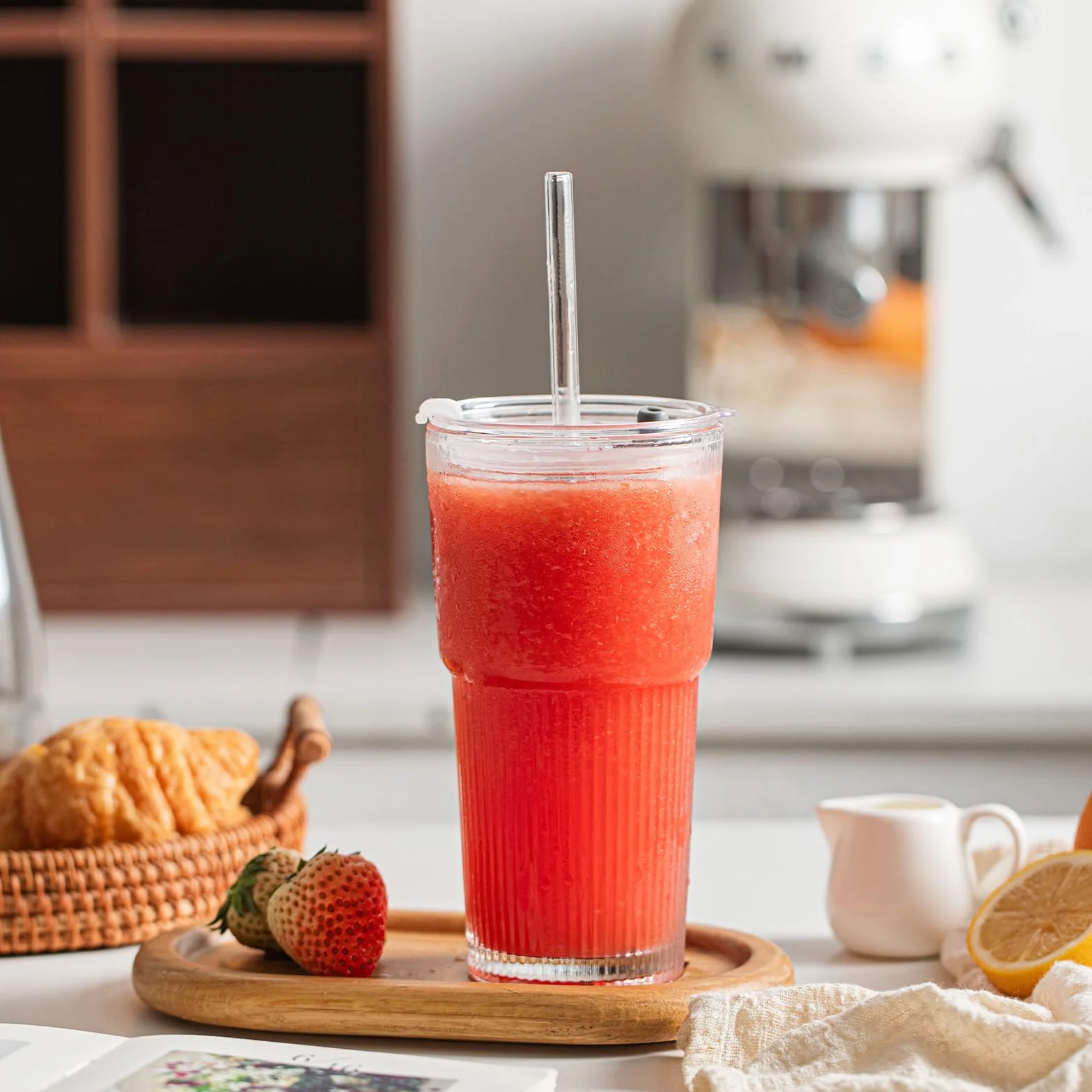 INSETLAN Szklany kubek ze słomką i pokrywką, 2 sztuki, stylowe prążkowane szklanki do kawy mrożonej, matcha, smoothie, soku, zimnych napojów, 530 ml