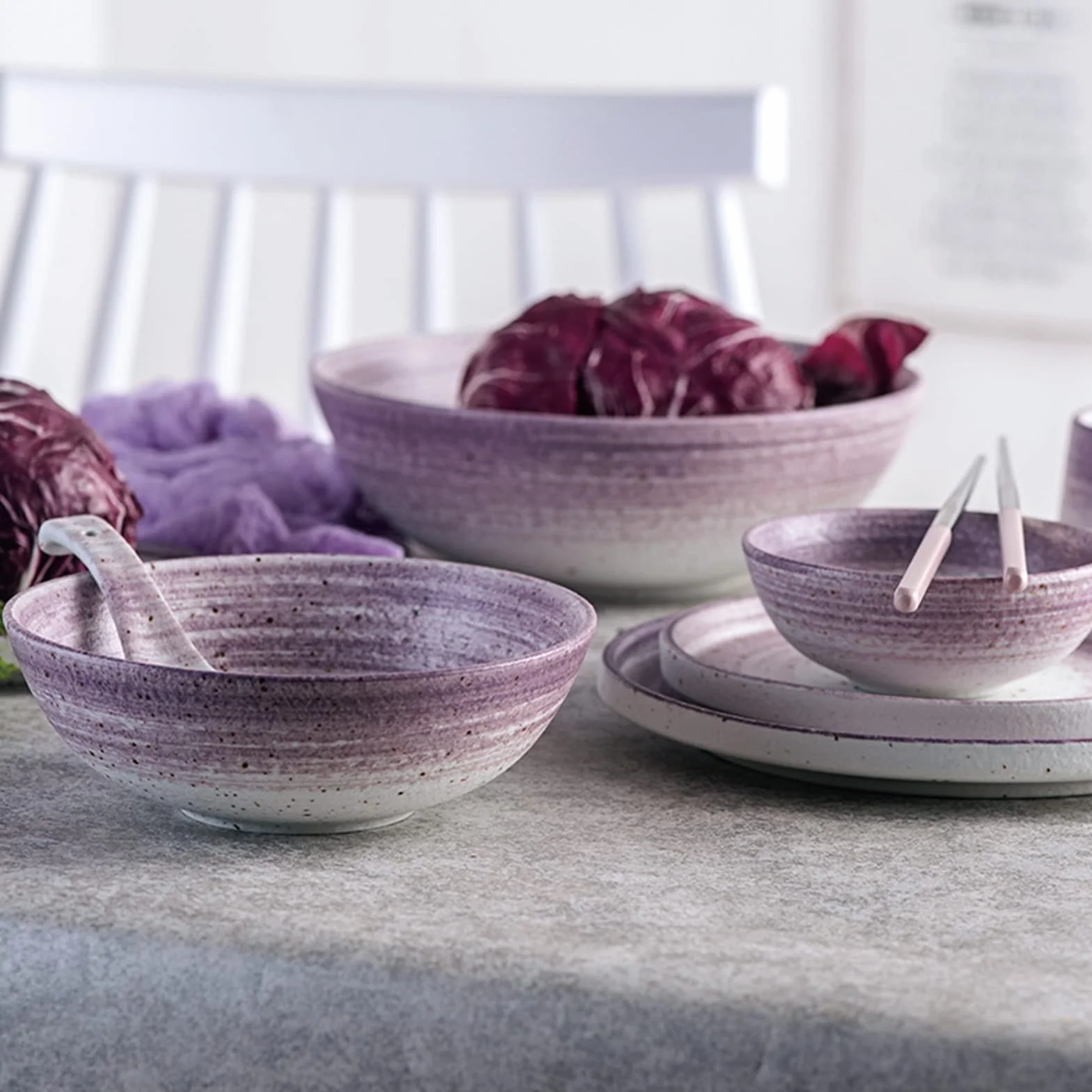30-częściowy porcelanowy serwis obiadowy, zestaw naczyń dla 4 osób, nowoczesny kompletny zestaw obiadowy z talerzem płaskim, blatem deserowym, miską i kubkiem, zmywarką