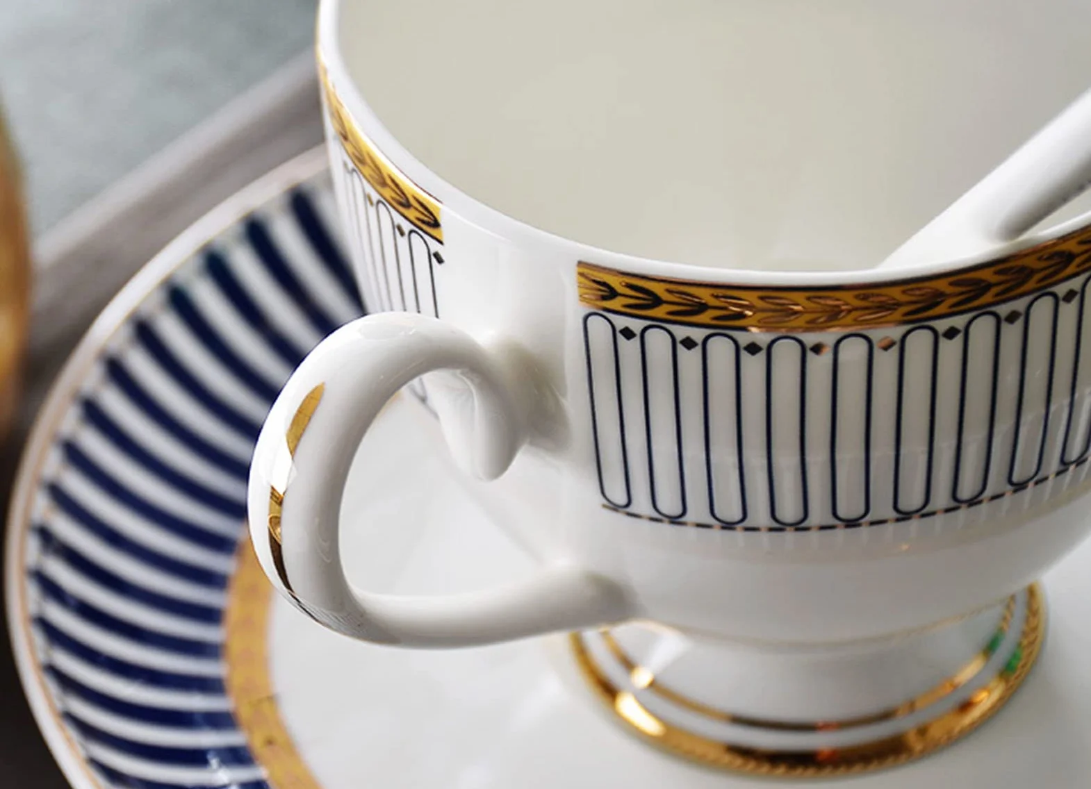 20-częściowy zestaw obiadowy z porcelany kostnej, zestaw porcelanowy, lekki zestaw talerzy i misek na 2 komplety obiadowe, zestaw zastawy stołowej