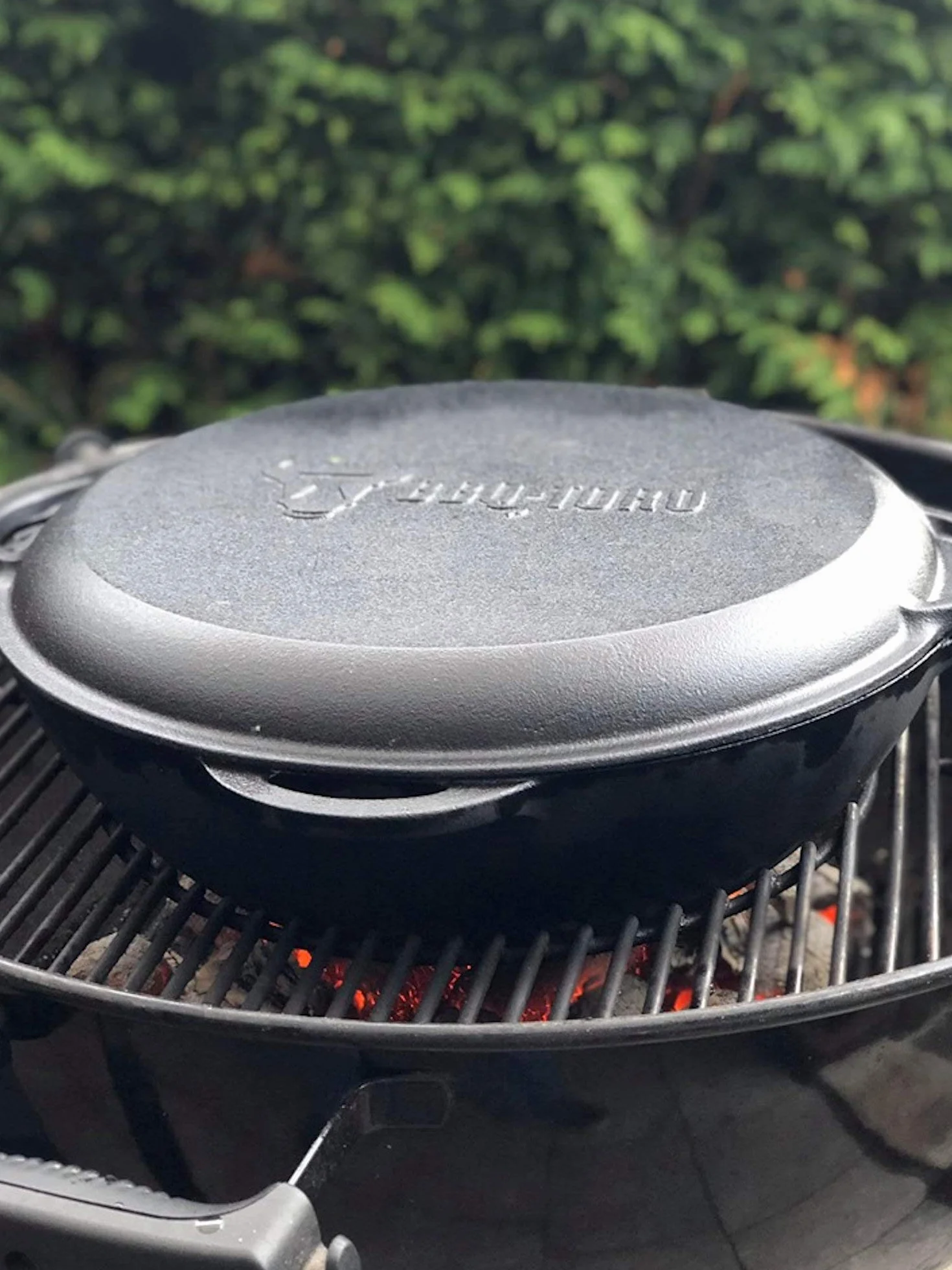 BBQ-Toro Żeliwny kazan z pokrywką | 16 litrów | tradycyjny garnek żeliwny | Kazań z okrągłym dnem | Wok do grilla wstępnie wypalony | garnek do duszenia do gotowania, duszenia, smażenia, smażenia