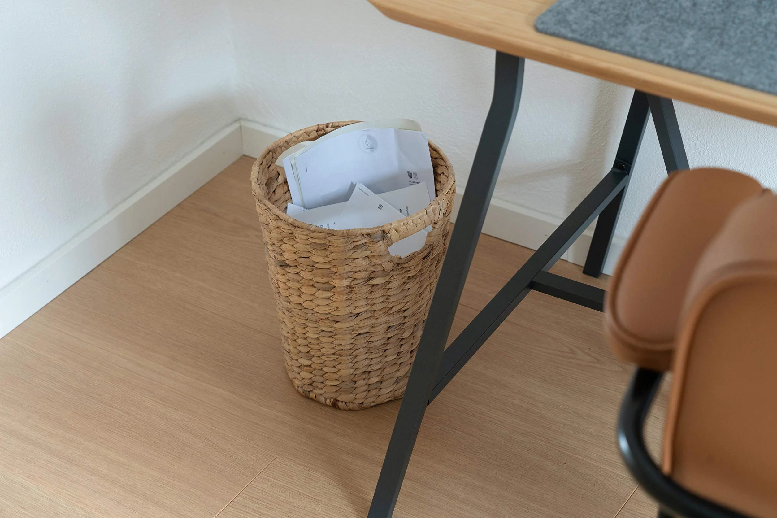 Decorasian Kosz na papier pleciony z hiacyntu wodnego – kosz na śmieci z uchwytem – średnica 25 cm u góry, 19 cm na dole, wysokość 32 cm