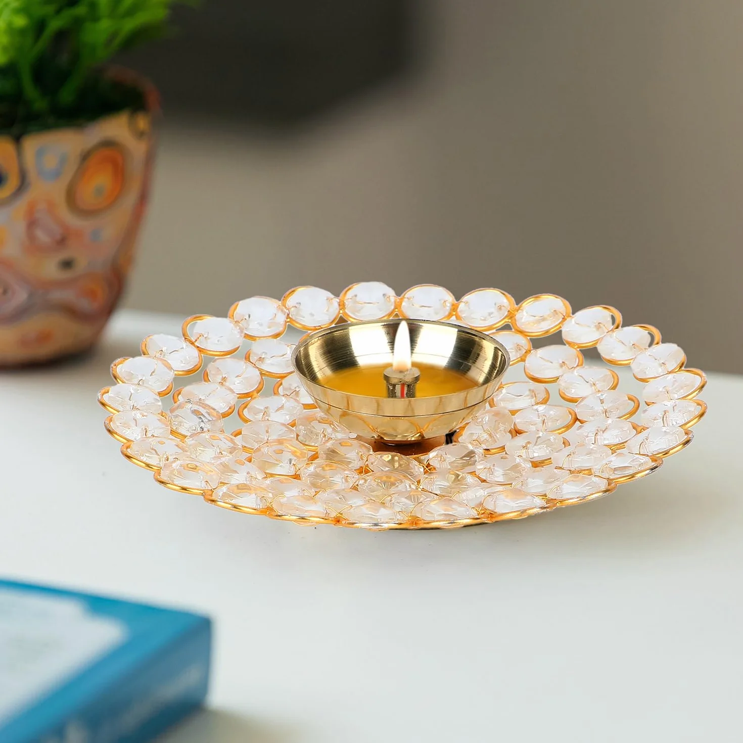 Ręcznie wykonana mosiężna lampa olejowa Diya z błyszczącymi kryształowymi akcentami do domu, biura, dekoracja pudży, dekoracja Diwali (okrągła, duża)
