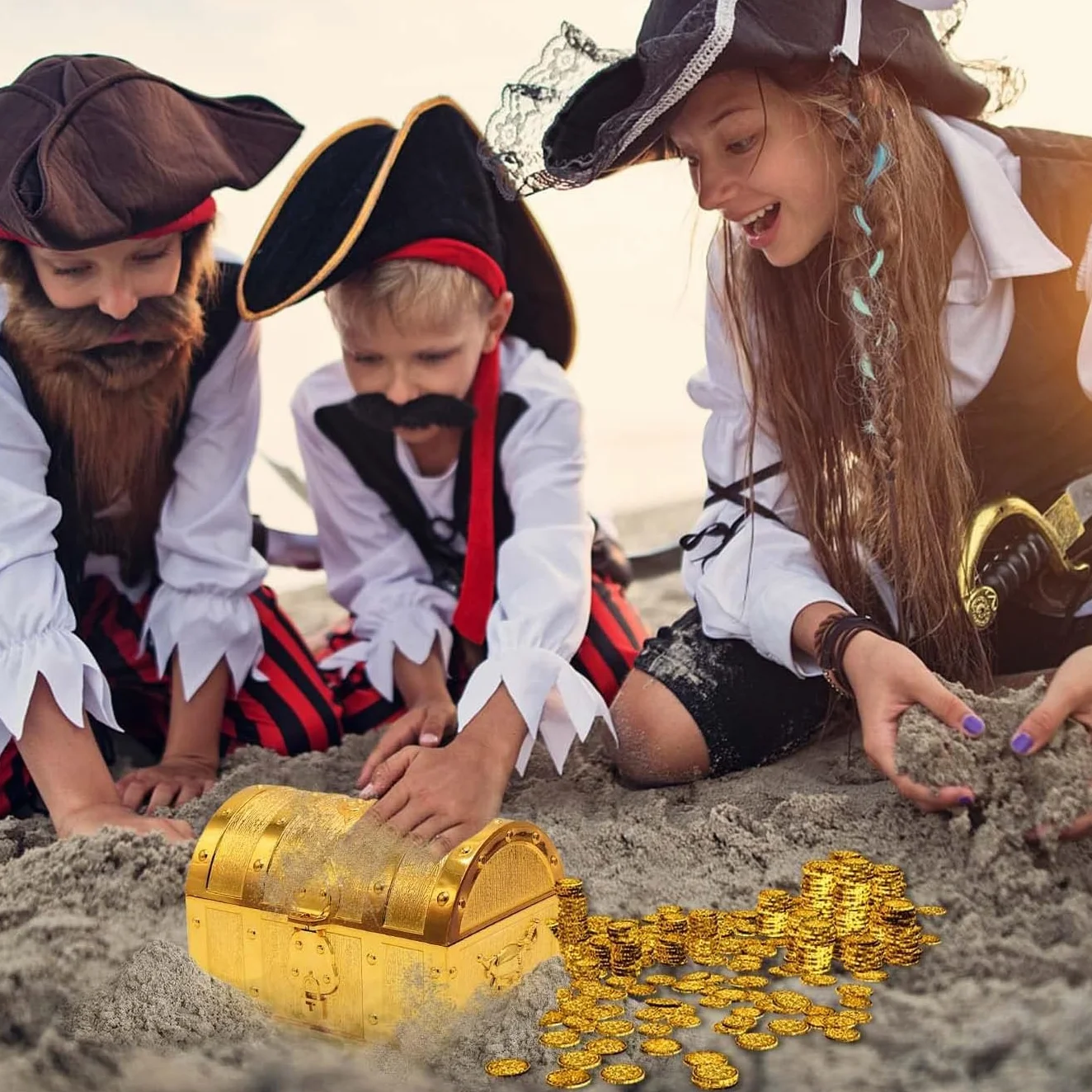 Plastikowe pudełko na skarby piratów do dekoracji imprezowych, złote monety, sztuczne pieniądze, kamienie szlachetne i poszukiwanie skarbów, mini skrzynia z zabawkami pirackimi, 14 x 10 x 10 cm, złote