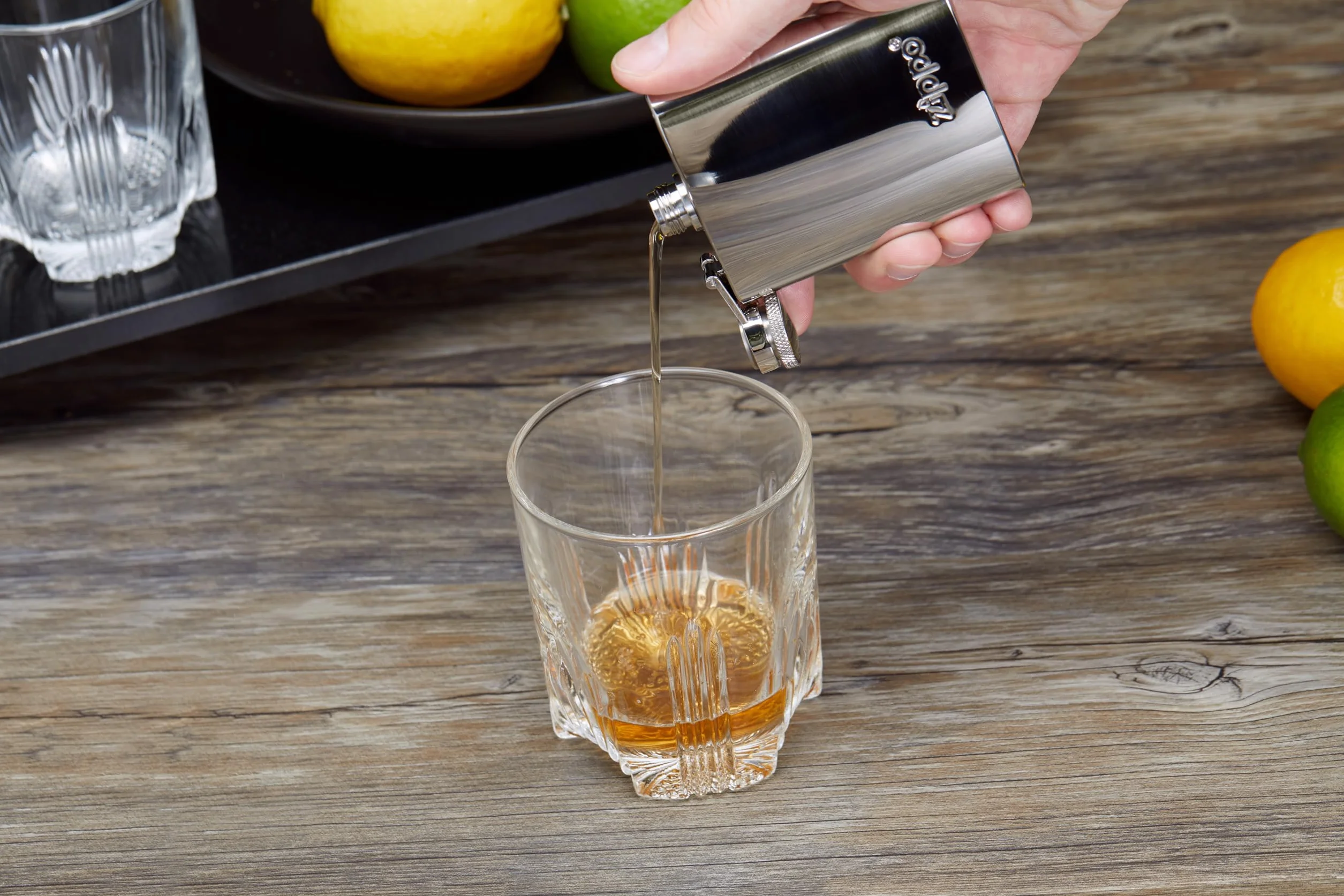 Zippo Piersiówka ze Stali Nierdzewnej, Srebrna, 177 ml, Polerowana, optymalna na Wędrówki i do Aktywności na Świeżym Powietrzu