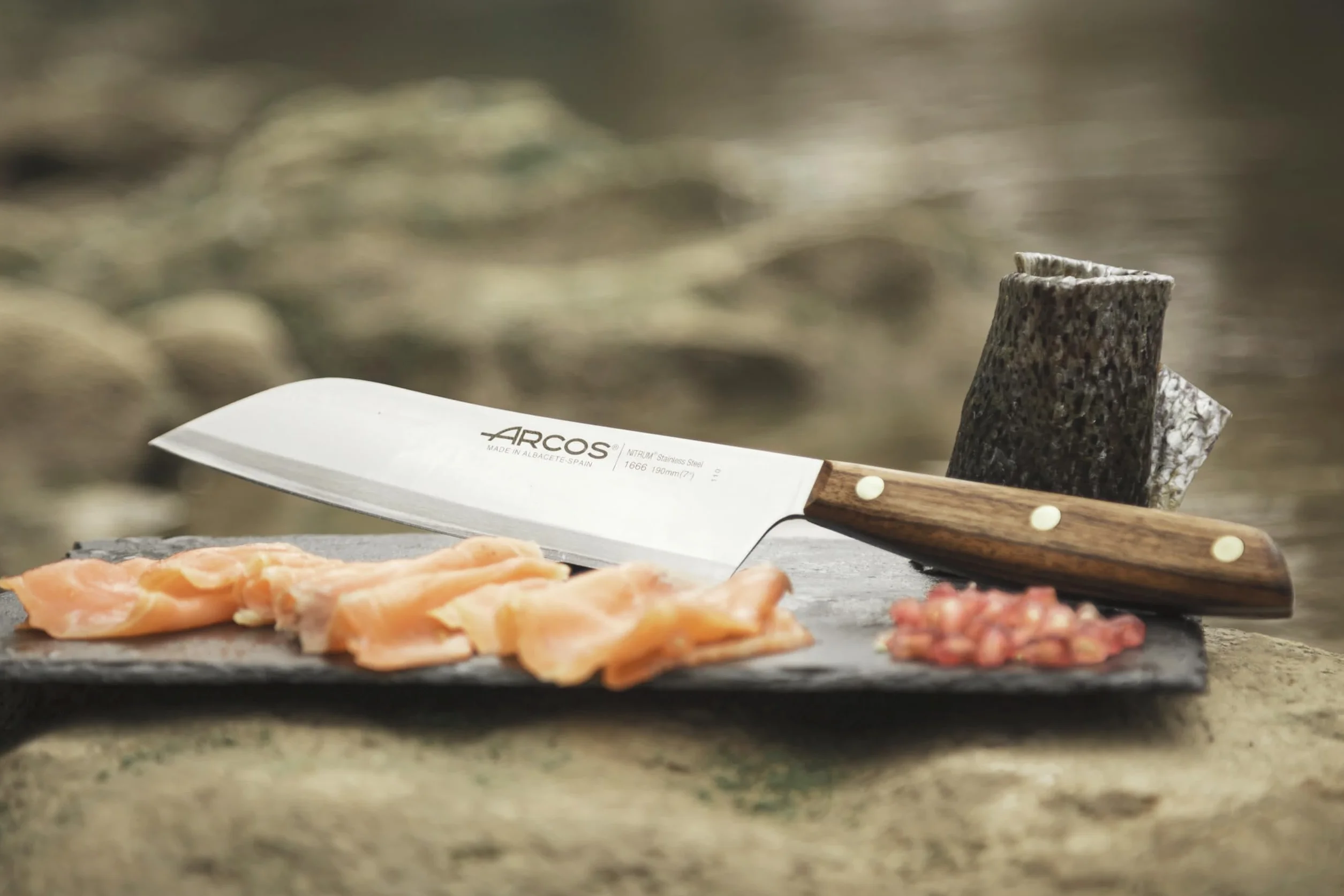 ARCOS Noże Santoku i ze stali. Japoński nóż kuchenny do ryb, mięsa i warzyw. Uchwyt z drewna Ovengkol 100% naturalnego FSC i ostrze 190mm. Seria Nordika. Kolor brązowy.