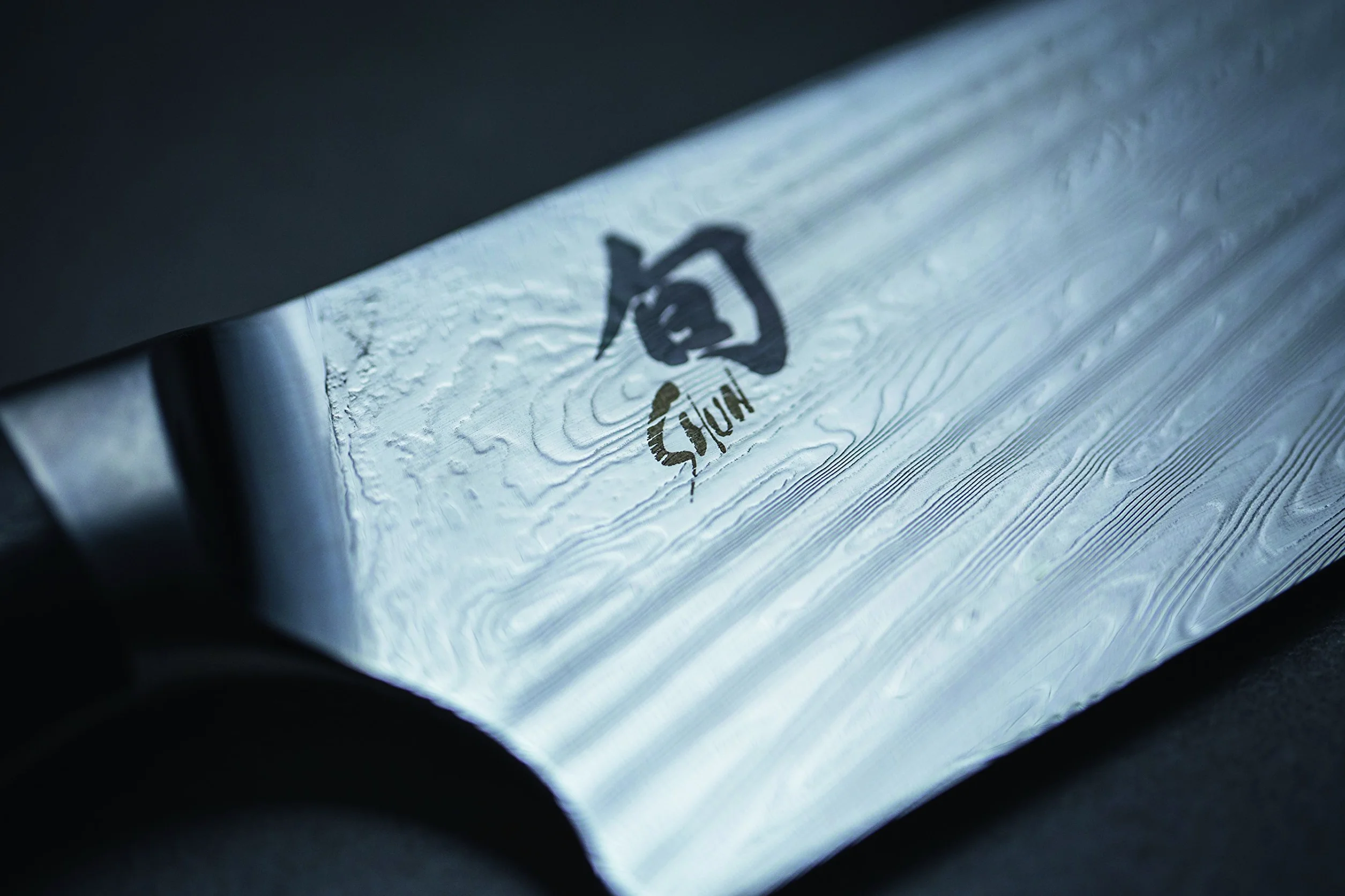 KAI Shun Nagare Santoku długość ostrza 18 cm, 72 warstwy stali damasceńskiej VG 2 i VG 10, ostrze Dual-Core, drewno Pakka, szaro-czarne, ręcznie wykonane w Japonii, japoński nóż szefa kuchni, kute