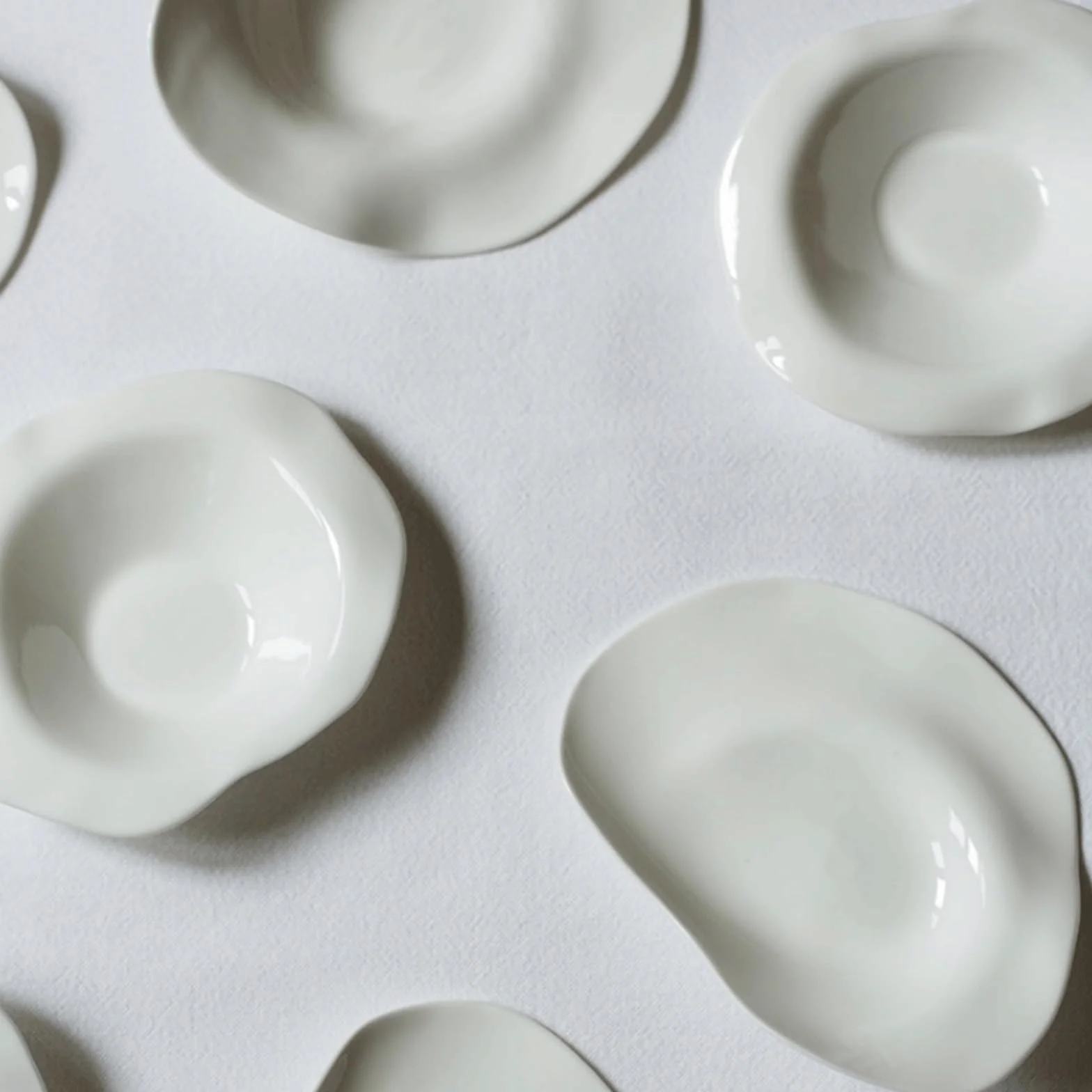 zastawa stołowa Ceramiczny talerz obiadowy Domowy biały nieregularny talerz ceramiczny Talerz na sos Talerz na przekąski Miska deserowa Talerz obiadowy Talerz na ciasto zestaw zastawy stołowej