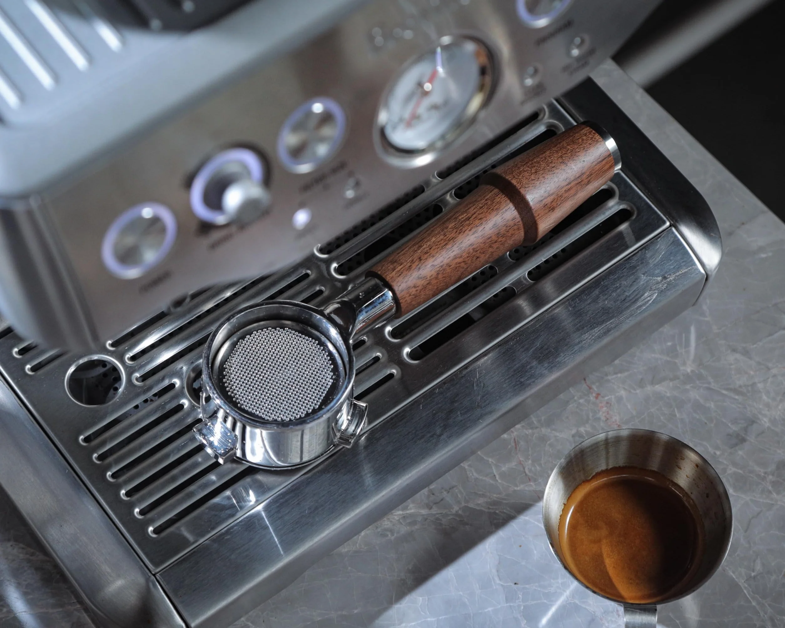 Espresso Bottomless Uchwyt filtra bez dna ze stali nierdzewnej z uchwytem z orzecha włoskiego (orzech, pasuje do 54 mm Sage/Breville)