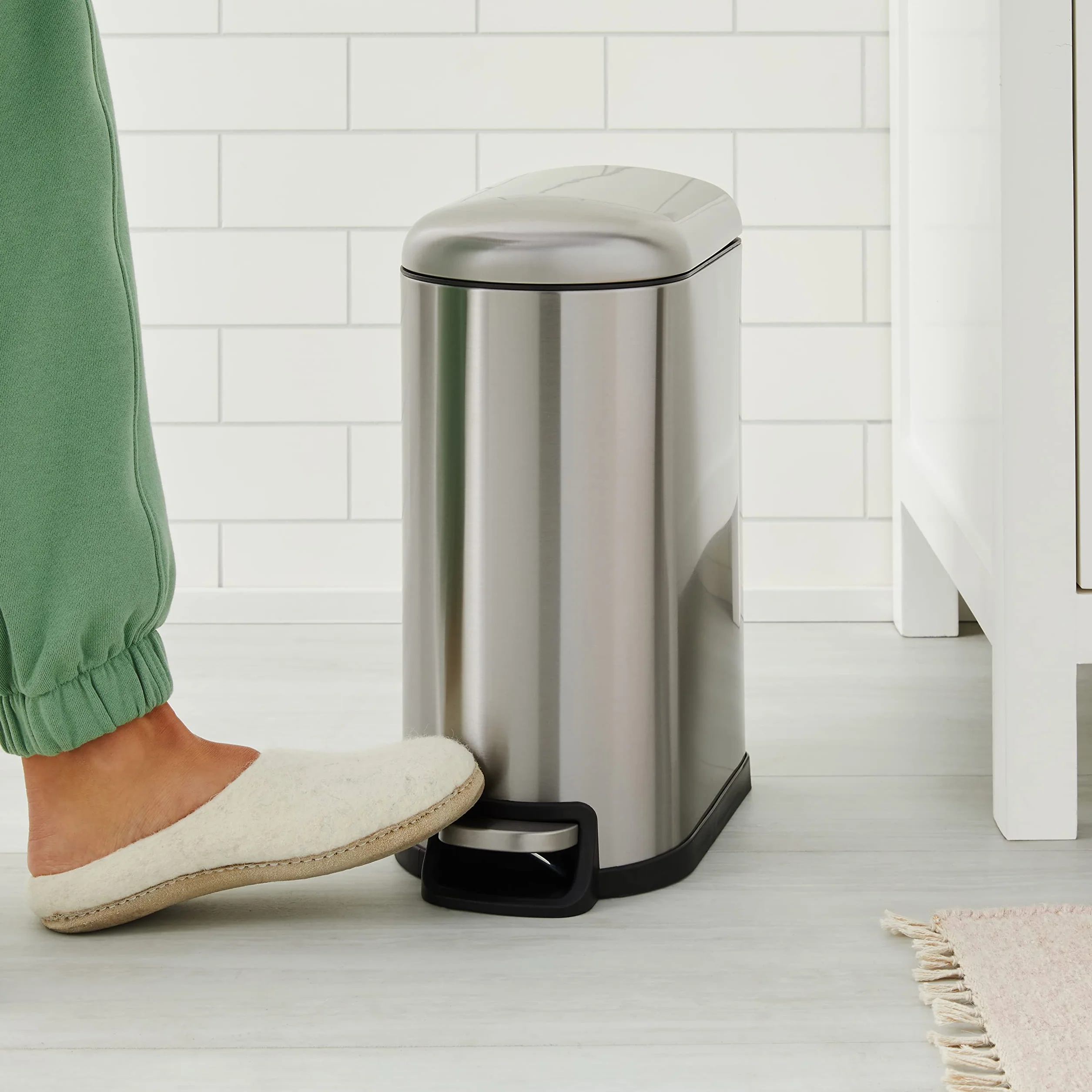 Amazon Basics Kosz na śmieci 10 l do ciasnych pomieszczeń i łazienki z pedałem z rur stalowych – delikatnie zamykany pokrywą, do kuchni, łazienki lub biura, prostokątny, stal nierdzewna, srebrny