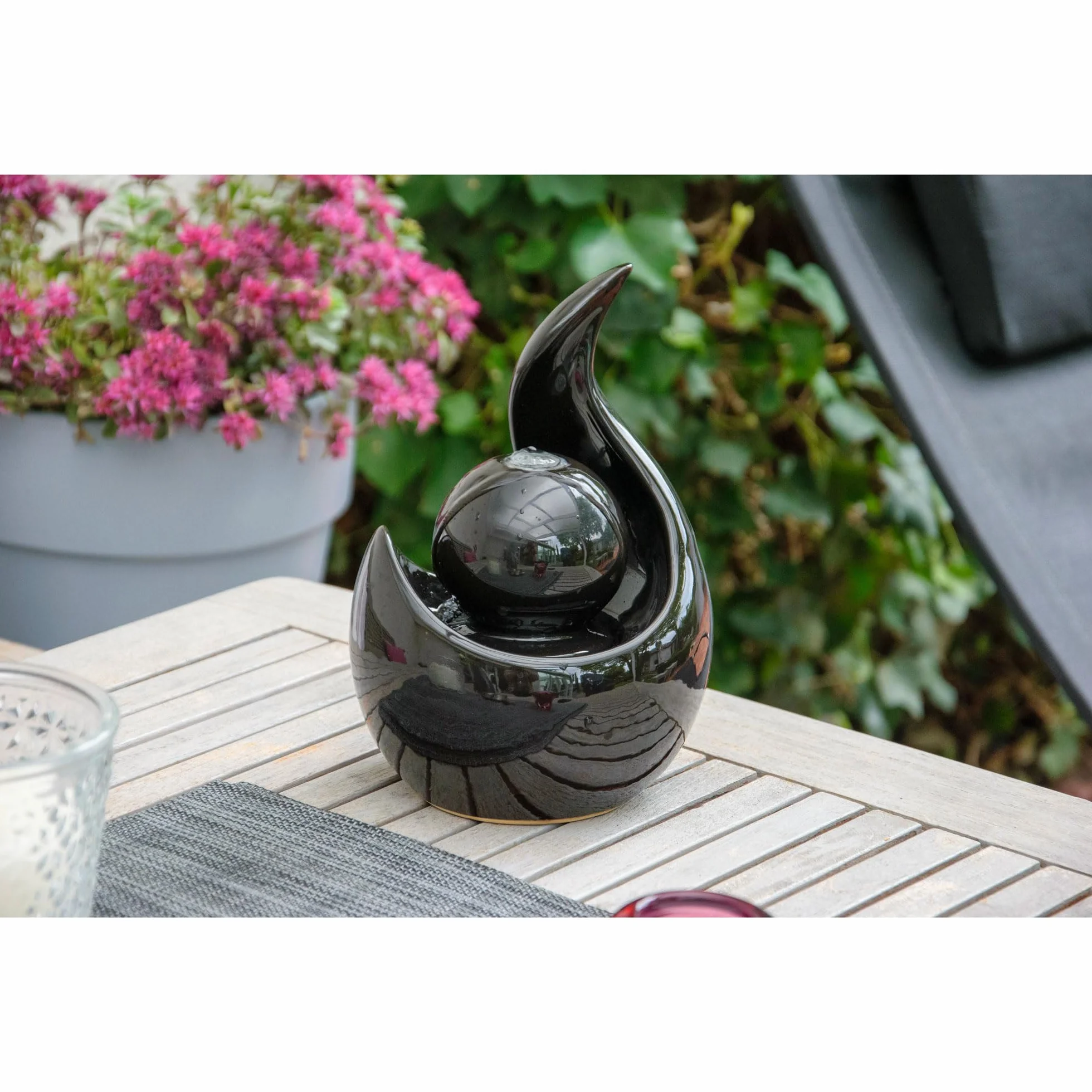 dobar® Designerska fontanna pokojowa z ceramiki wraz z pompką – mała dekoracyjna fontanna stołowa – 16,5 x 14,5 x 23 cm | czarna