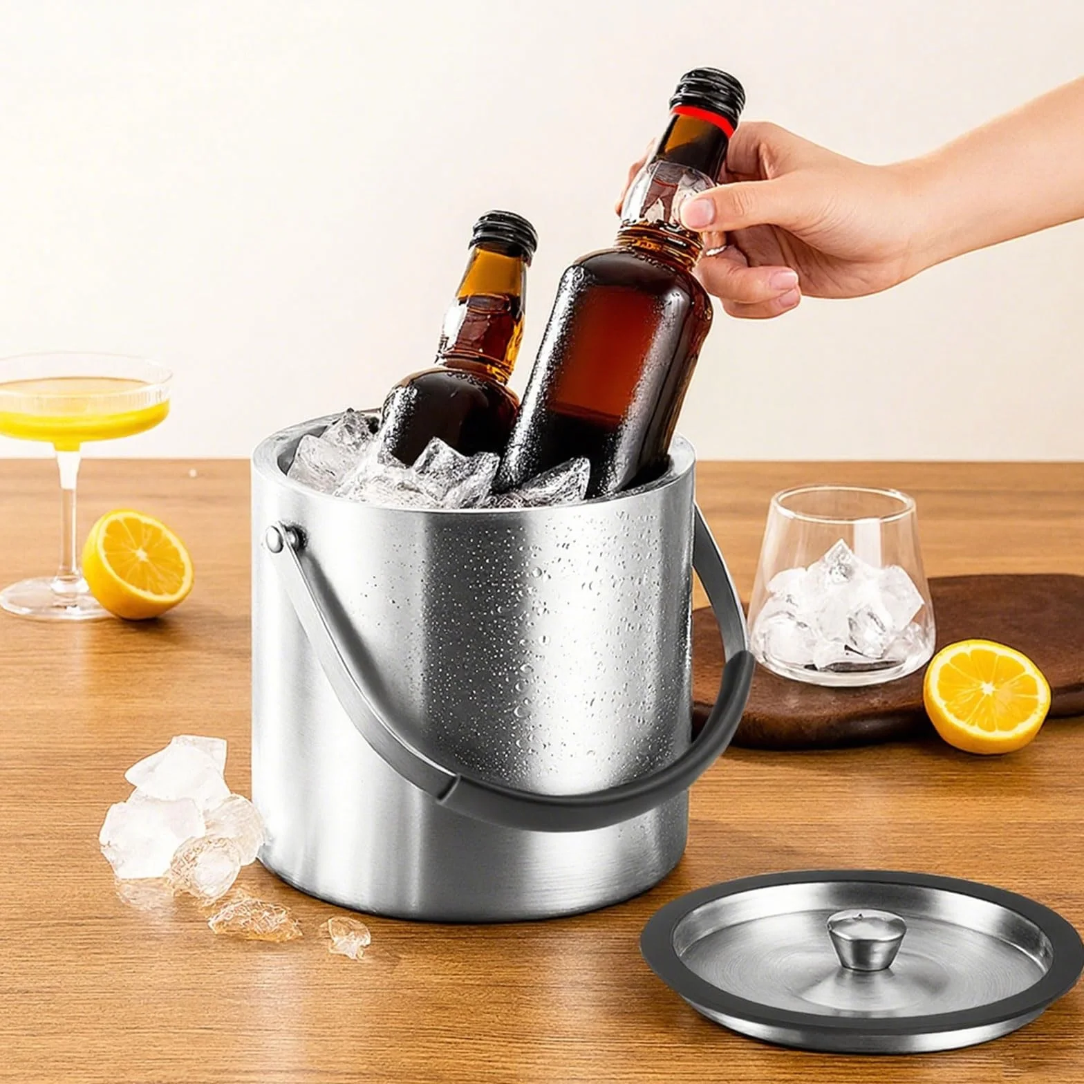 Pojemnik na kostki lodu 1,6 l, stal nierdzewna, z hermetyczną pokrywką, sitko i szczypce do lodu, stal nierdzewna, podwójne ścianki izolowane do chłodzenia butelek, przenośny pojemnik na lód