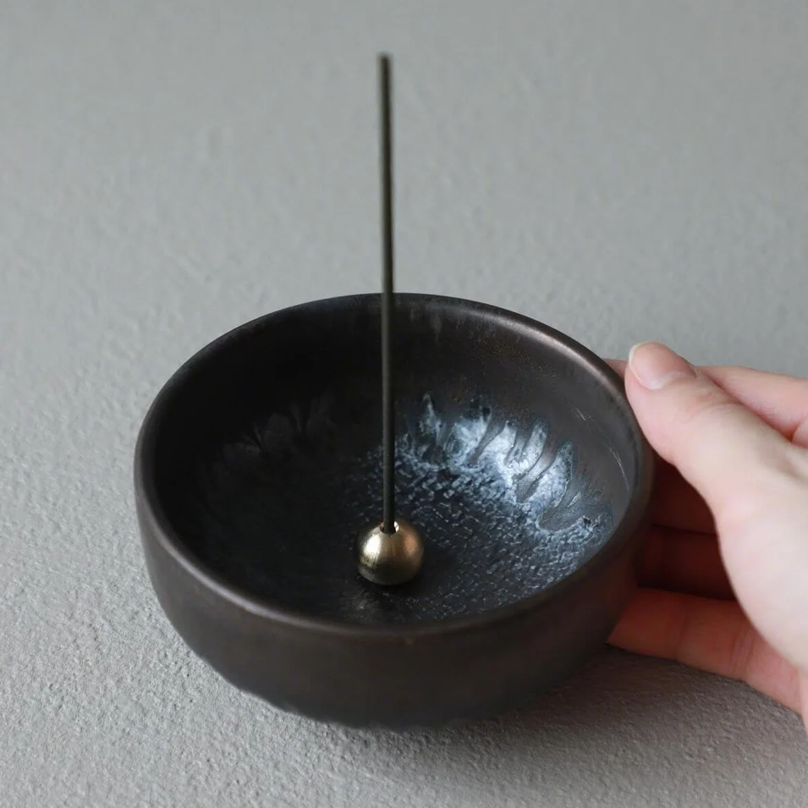 Asayu Made in Japan pojemnik na kadzidełka zen, na patyczki z łapaczem popiołu, 10 cm (3,9 cala), czarny i złoty, japoński ceramiczny łapacz popiołu i mosiężny palnik na kadzidełka - Zen czarne złoto
