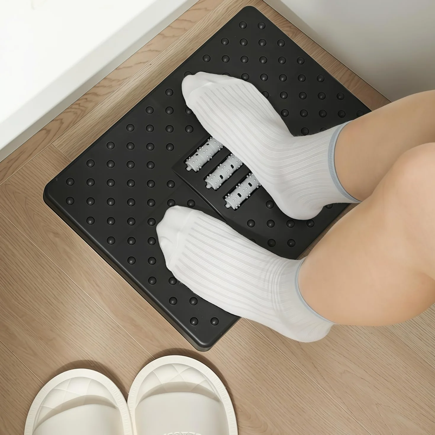 Wygodny podnóżek na biurko, półokrągły wychylny, podnóżek pod biurkiem z ergonomiczną poduszką z tworzywa sztucznego i punktami masażu, do biura i domu