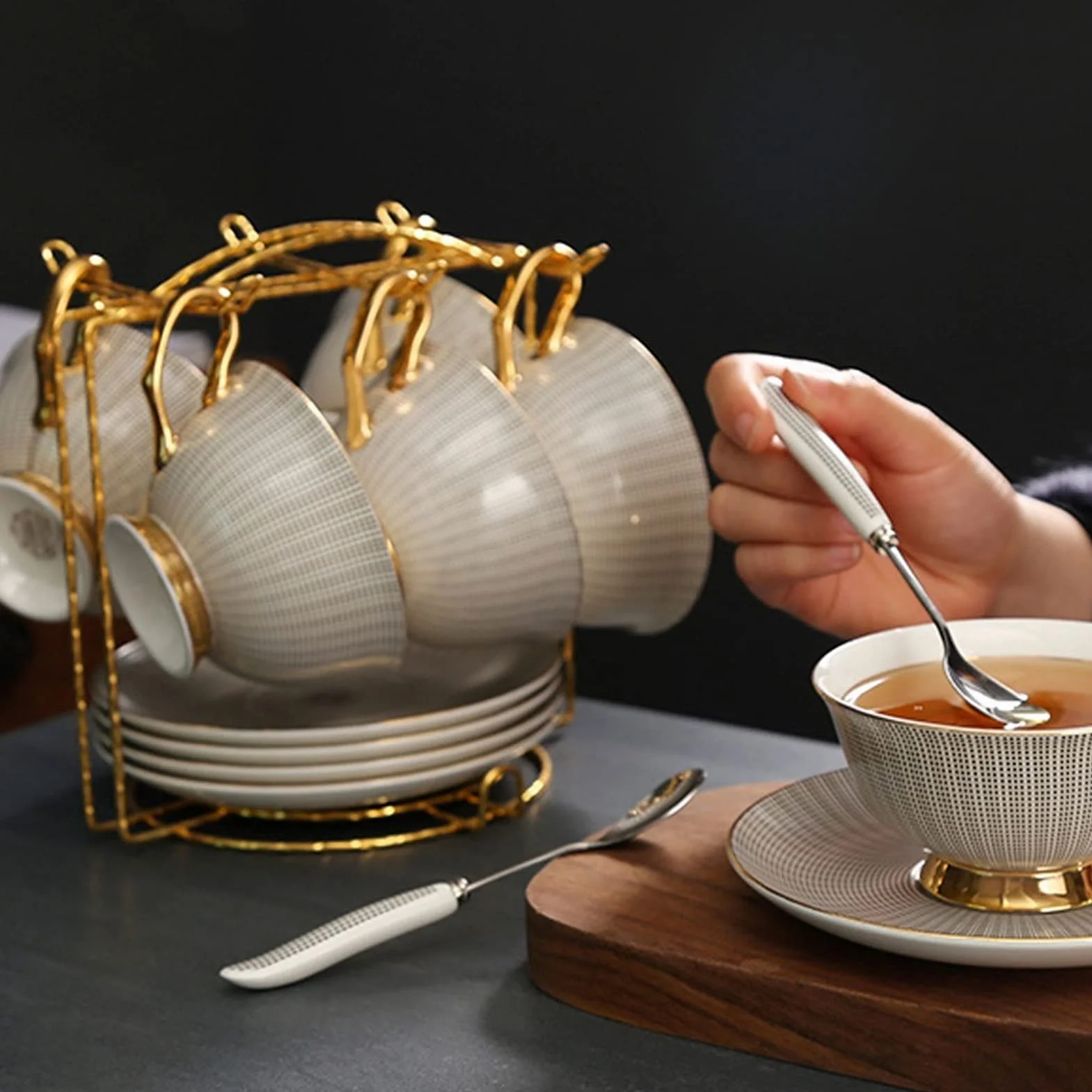 Ceramiczny zestaw kubków do kawy ze spodkiem i łyżeczką na popołudniową herbatę i wesela, eleganckie kubki do użytku domowego i biurowego