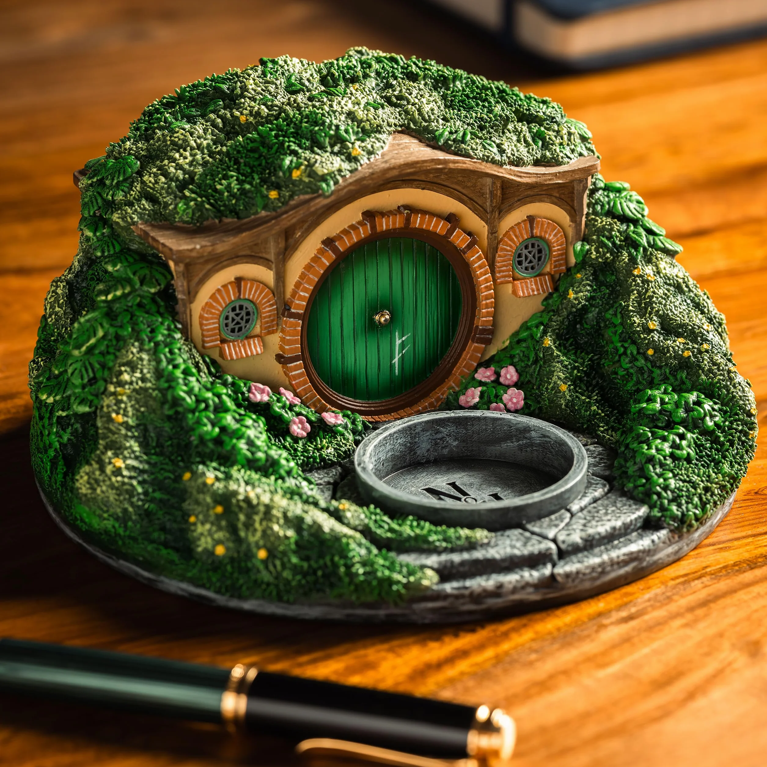 Elbenwald Władca pierścieni - świecznik na podgrzewacze Hobbit Cave Auenland Diorama 15,5 x 8,8 x 15,5 cm świece z żywicy średnica 4,5 cm