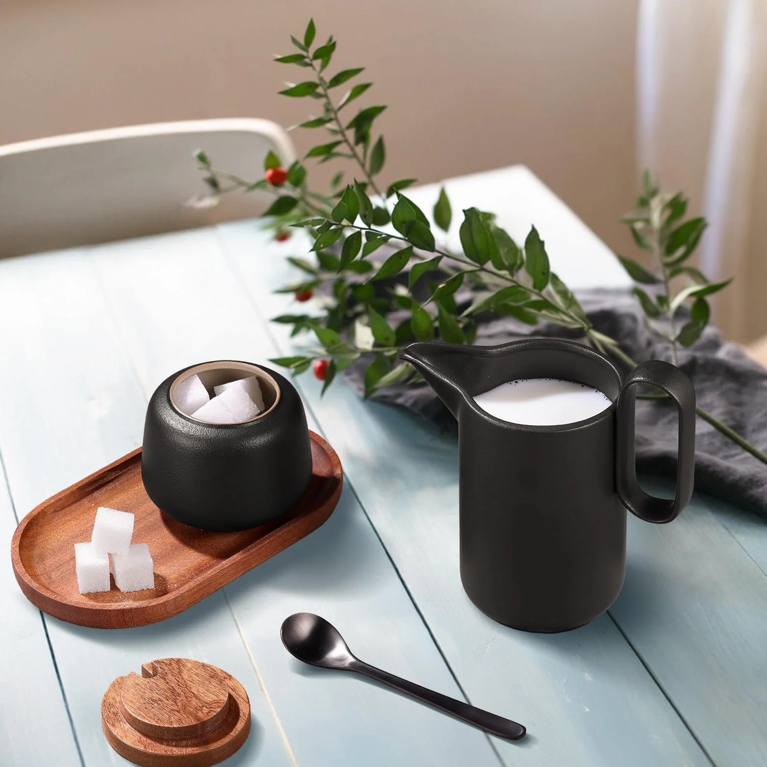 ecooe Zestaw do mleka i cukru – dzbanek na mleko czarny ceramiczny i cukiernica, z pokrywką i metalową łyżeczką, dzbanek na cukier barista z drewnianą tacą, ceramiczny dzbanek na śmietanę, pojemnik na