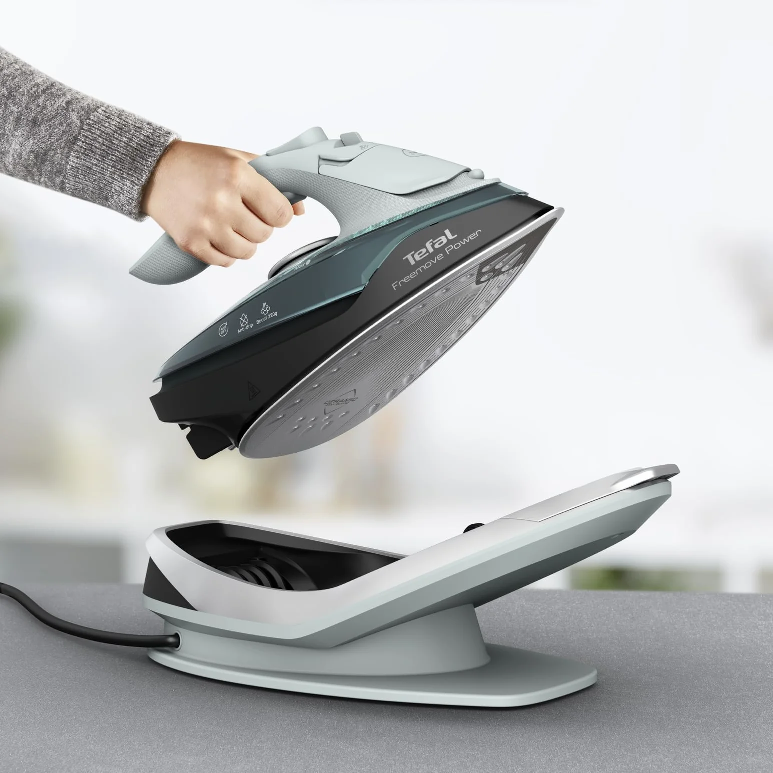 Tefal FV6670E0 Freemove Power Bezprzewodowe żelazko parowe, 2600W, auto-off, prasowanie w pionie, stały wyrzut pary 40 g/min, uderzenie pary 220 g/min, wysokiej jakości stopa ceramiczna