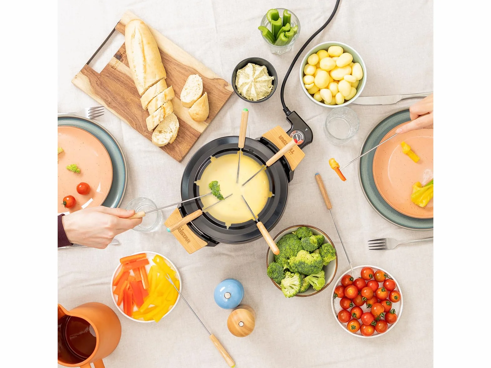 Fondue Tristar FO-1108 - bambusowe wykończenie - obudowa z czarnej matowej stali - do 8 osób - 1000 W