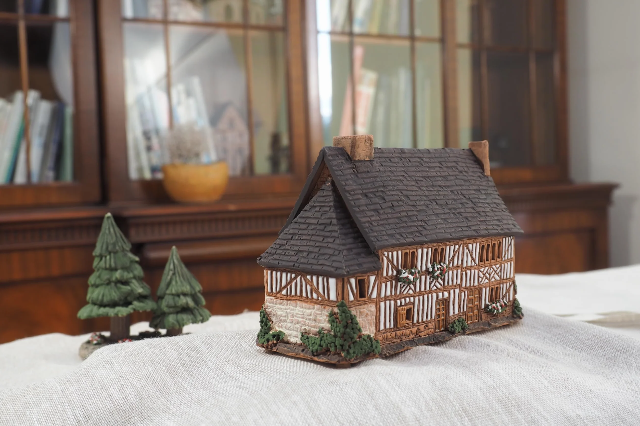 Ceramiczny domek na podgrzewacze, rękodzieło, miniaturka artystyczna, stary historyczny dom w Lisieux, Francja, B301AR