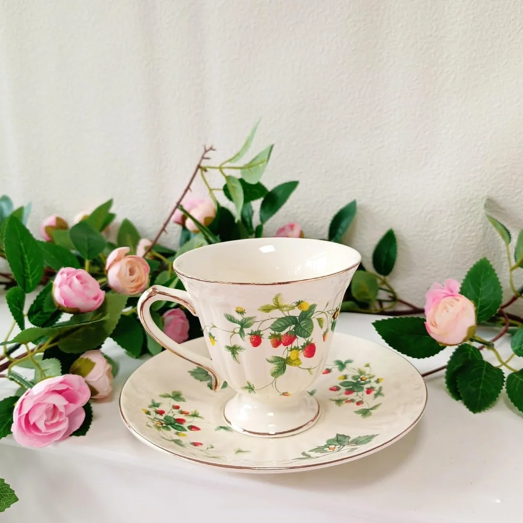 Ceramiczny kubek do kawy ze spodkiem i zestawem łyżek, elegancki design retro do użytku domowego i restauracyjnego