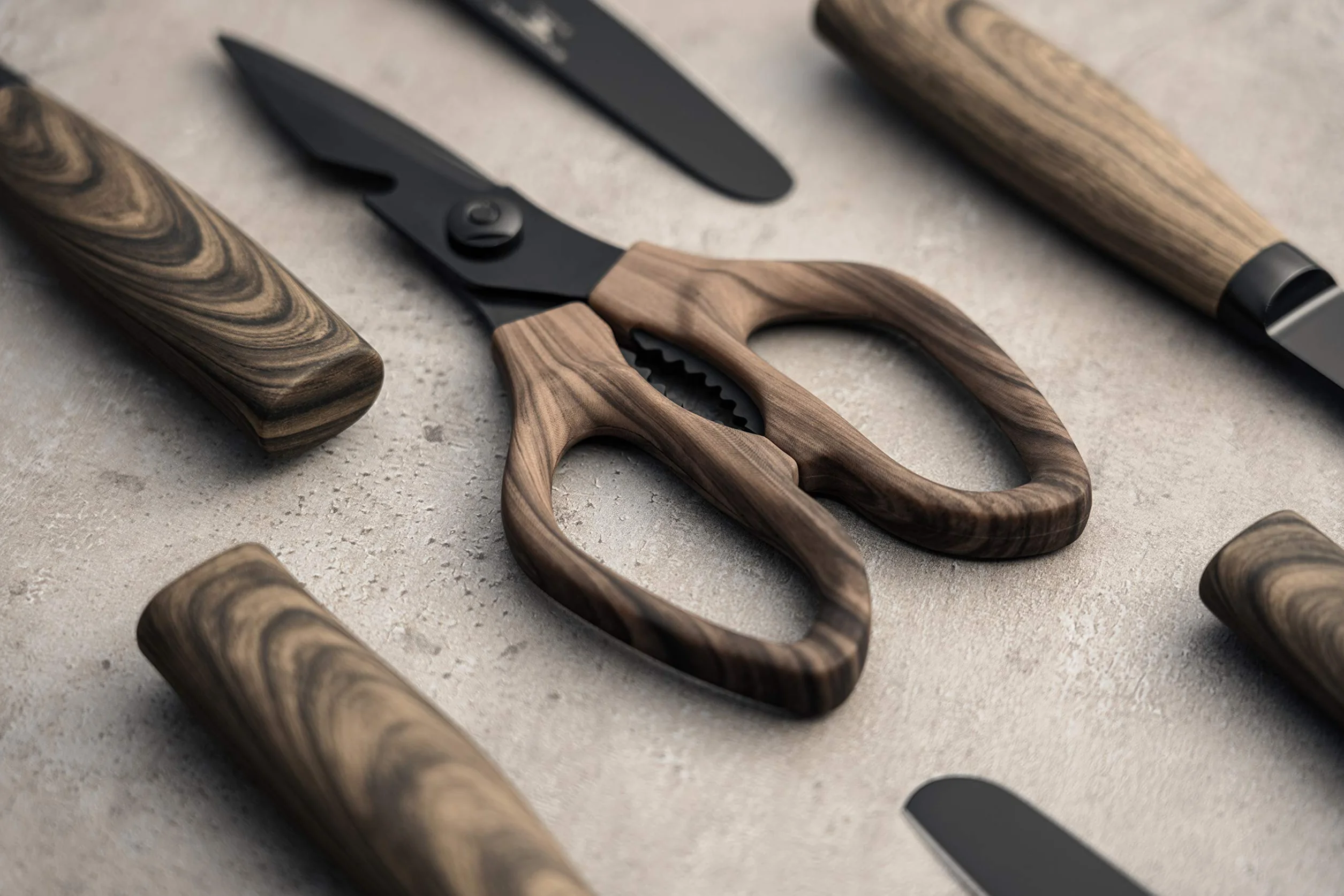 Rockingham Forge Forester nożyczki kuchenne ze stali nierdzewnej z powłoką z czarnego tlenku, ergonomiczny uchwyt z drewna, 9,5 x 1 x 20 cm