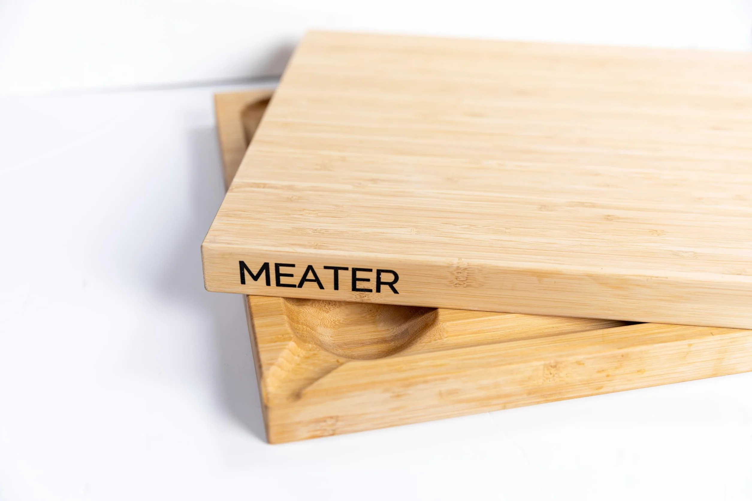 MEATER Deska do krojenia o wymiarach 49,8 x 37,8 cm wykonana w 100% z bambusa do siekania, krojenia, rzeźbienia, mielenia mięsa i robienia deski do wędlin.