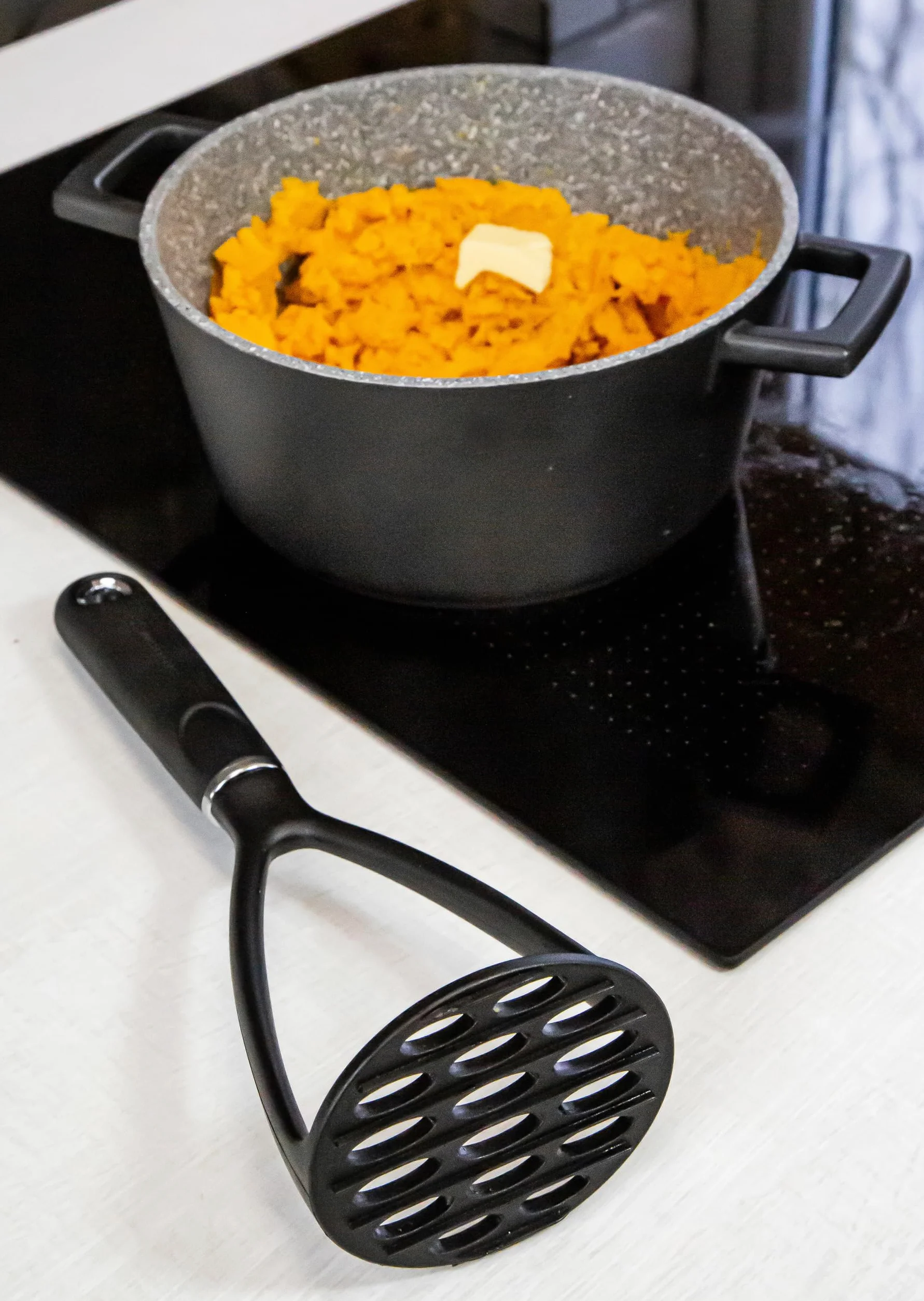 MasterClass Tłuczek do ziemniaków, ręczny tłuczek do ziemniaków ze stali nierdzewnej, ergonomiczne, miękkie w dotyku nylonowe uchwyty, 34 cm (13,4''), czarny