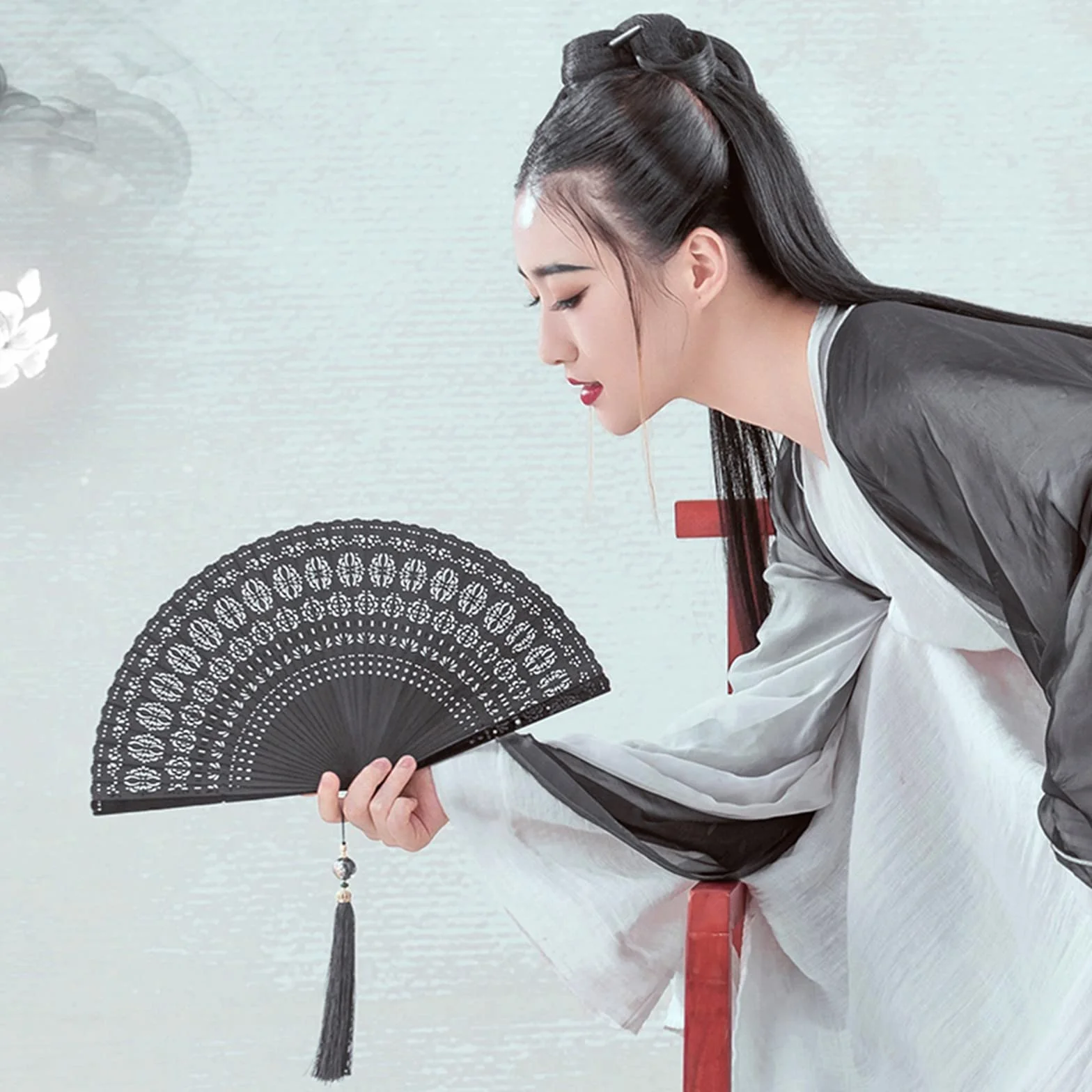 Składany wentylator Retro Hanfu Cheongsam Akcesoria Hollow Fan Pearl Full Bamboo Summer (kolor: B) little surprise