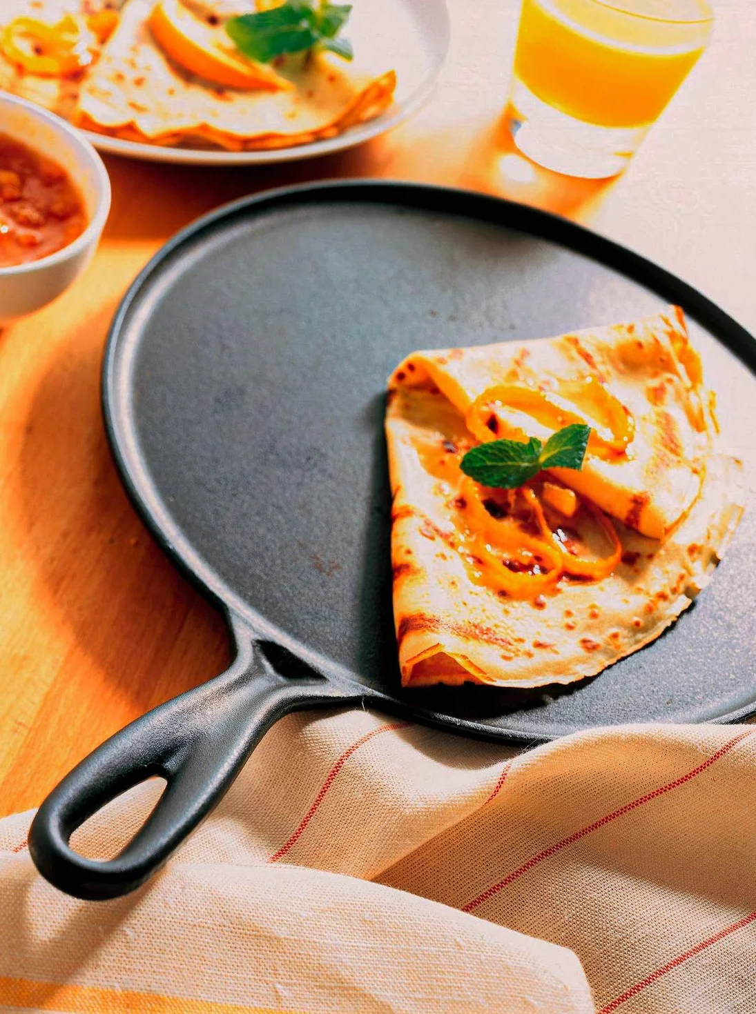 Le Creuset Żeliwna patelnia do naleśników, z drewnianymi suwakami, Ø 27 cm, okrągła, do wszystkich rodzajów kuchenek łącznie z indukcyjnymi, 2,17 kg, czarna