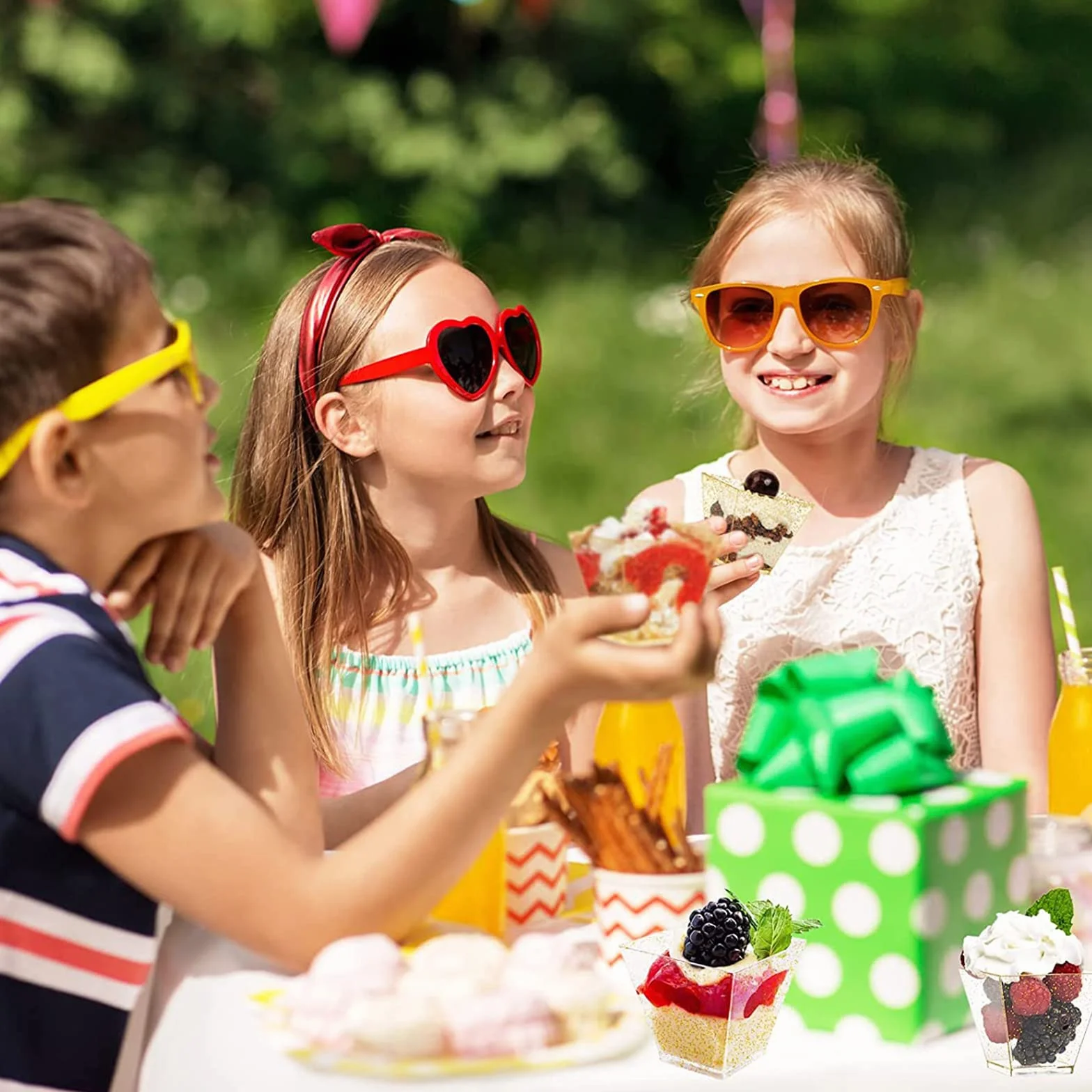 PALUDO 50 Sztuk Mini Kubków Deserowych z Lyżeczkami, 60 ml Szklanki Deserowe ze Złotym Brokatem, Plastikowe Kubki Deserowe Wielokrotnego Użytku na Musu Budyniowego Desery Wesele