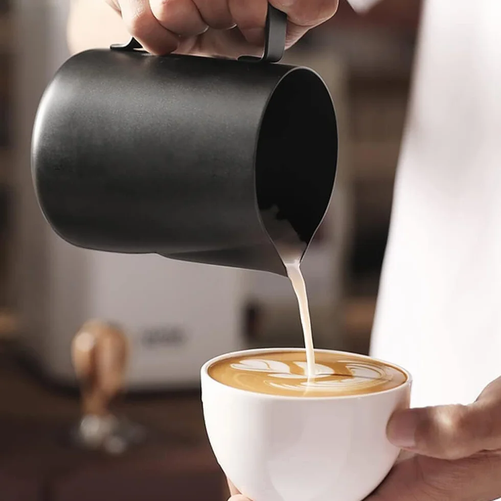 LATRAT Coffee Barista dzbanek na mleko ze stali nierdzewnej, idealny do produkcji pianki mlecznej, uniwersalny dzbanek do spieniania mleka do cappuccino i latte, czarny, 350 ml