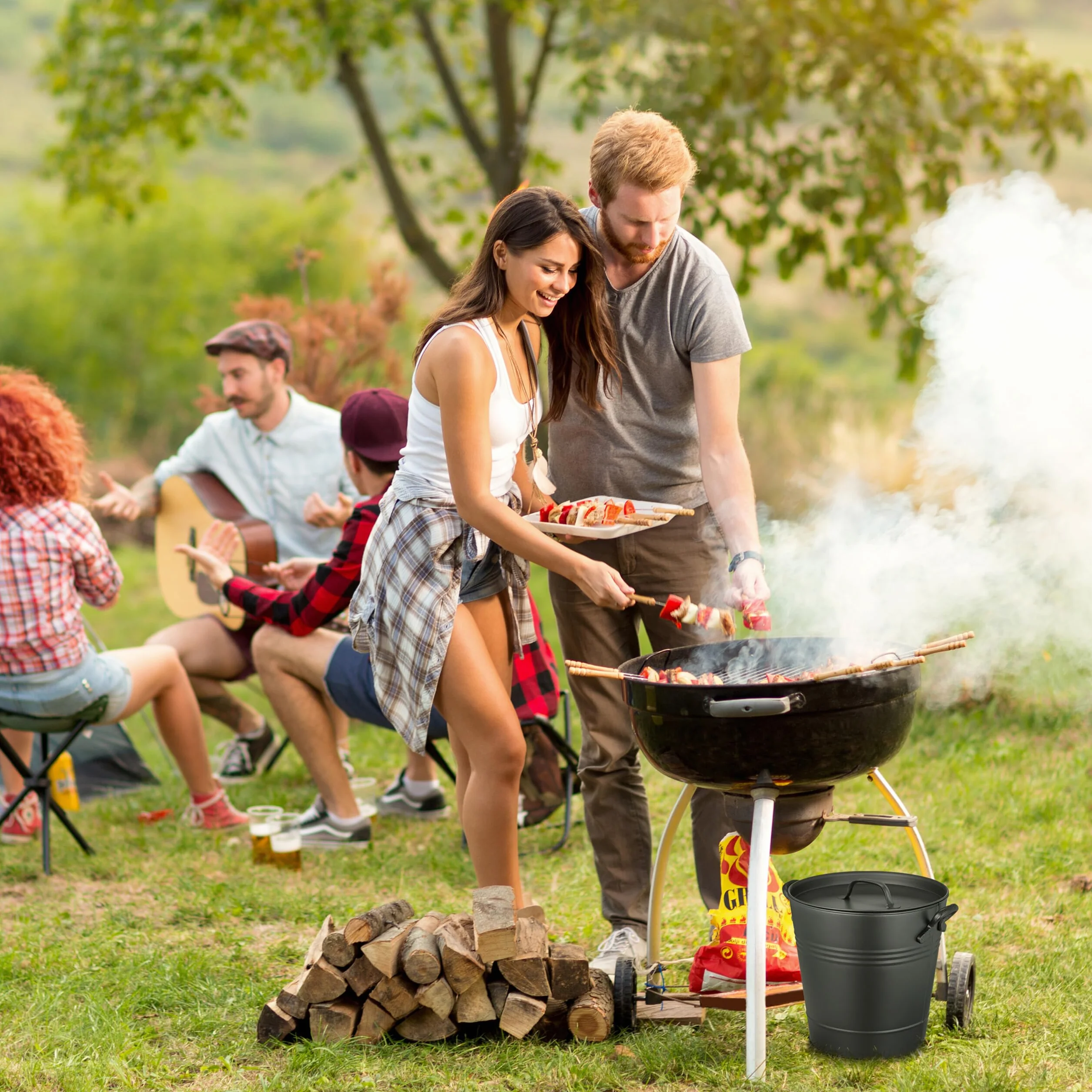 Relaxdays Pojemnik na popiół z pokrywką, 19 litrów, okrągły pojemnik na popiół z uchwytami, na węgiel i popiół, kominek, piec, grill, czarny