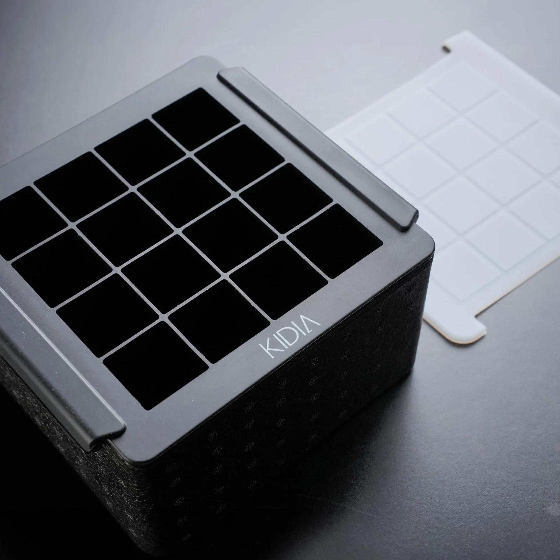 Kidia Mini Clear Ice Cube Maker – Forma na 16 Krystalicznych Kostek 3×3 cm – Technologia Kierunkowego Mrożenia – Silikon Spożywczy & Izolowana Skrzynka – Przezroczysty Lód do Koktajli