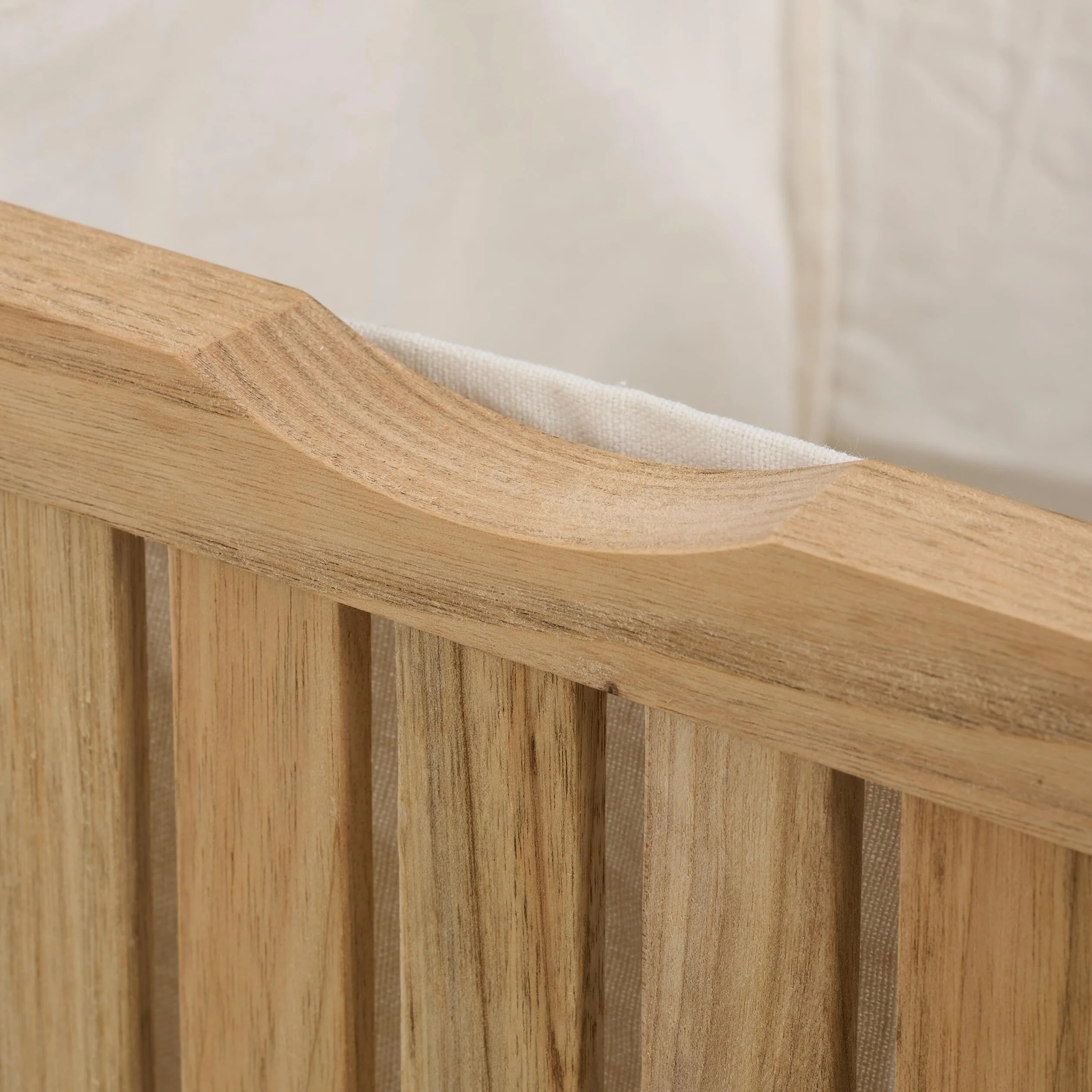 Relaxdays Skrzynia na pranie z siedziskiem, taboret łazienkowy z miejscem do przechowywania, 100 l kosz na pranie, wys. x gł.: 50 x 100 x 38 cm, drewno/tkanina, naturalna/biała