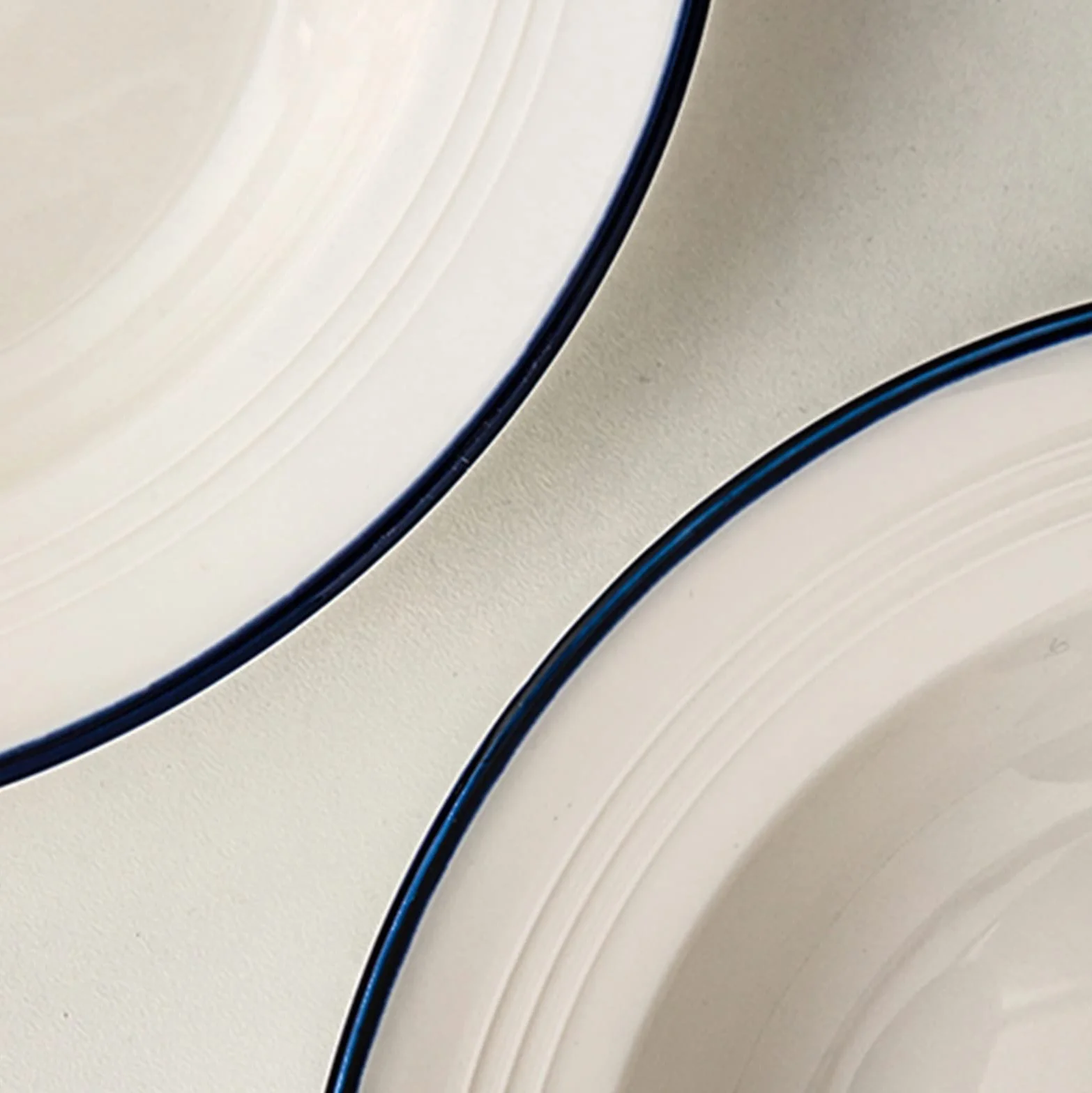 Talerz obiadowy Dwa talerze z kapeluszami Prosty talerz Ceramiczny talerz do zupy Talerz sałatkowy Talerz obiadowy Kuchnia domowa Restauracja Biały okrągły talerz Naczynia do serwowania